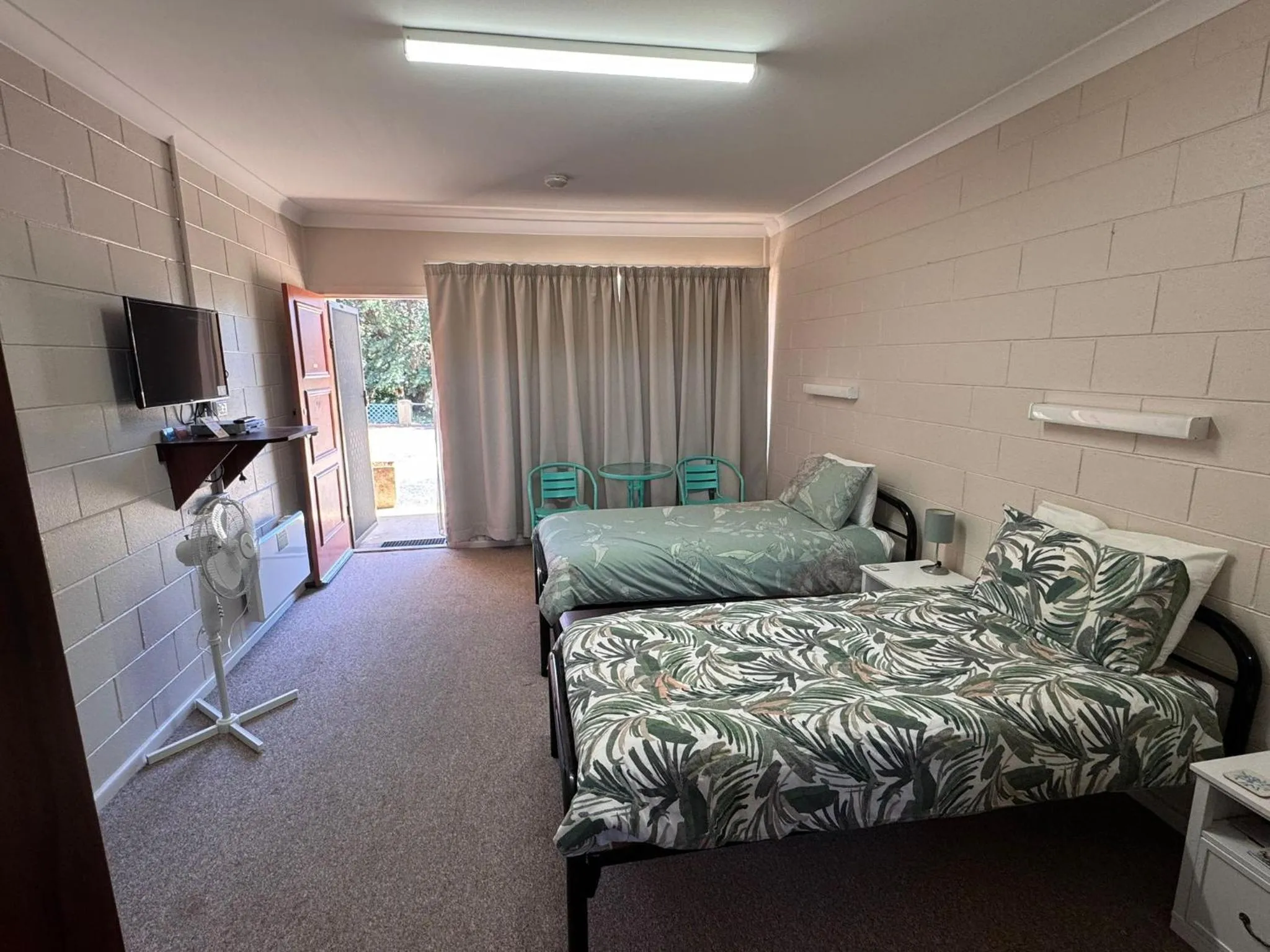 Bed in ALPINE COUNTRY MOTEL plus FREE COFFEE