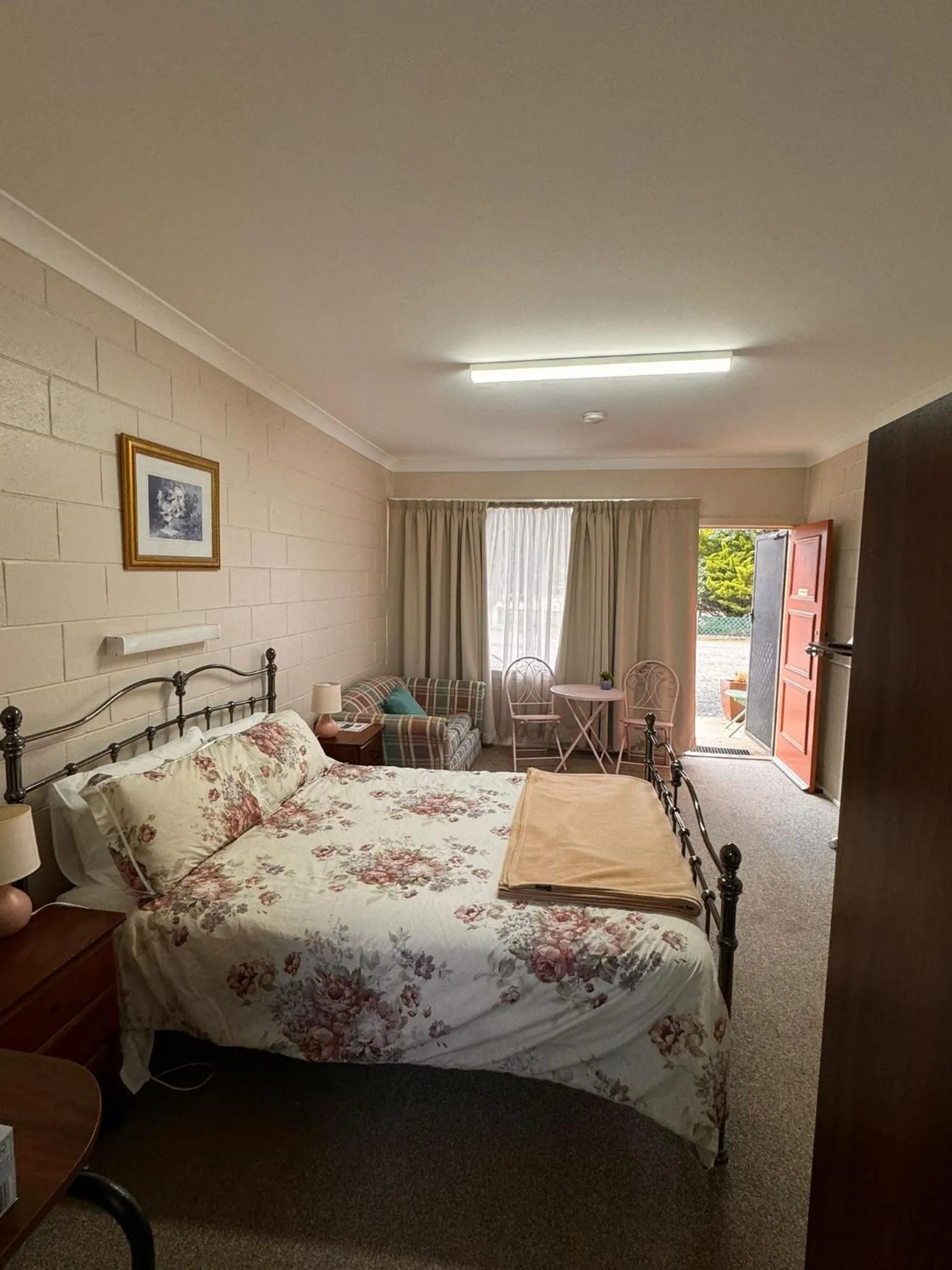 Bed in ALPINE COUNTRY MOTEL plus FREE COFFEE