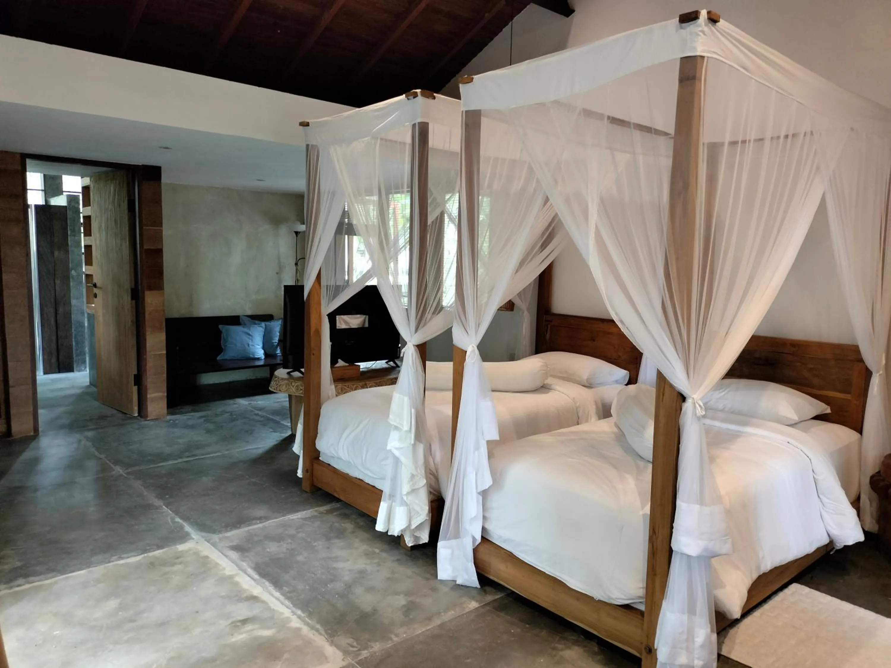 Bed in De Ubud Villas & Spa