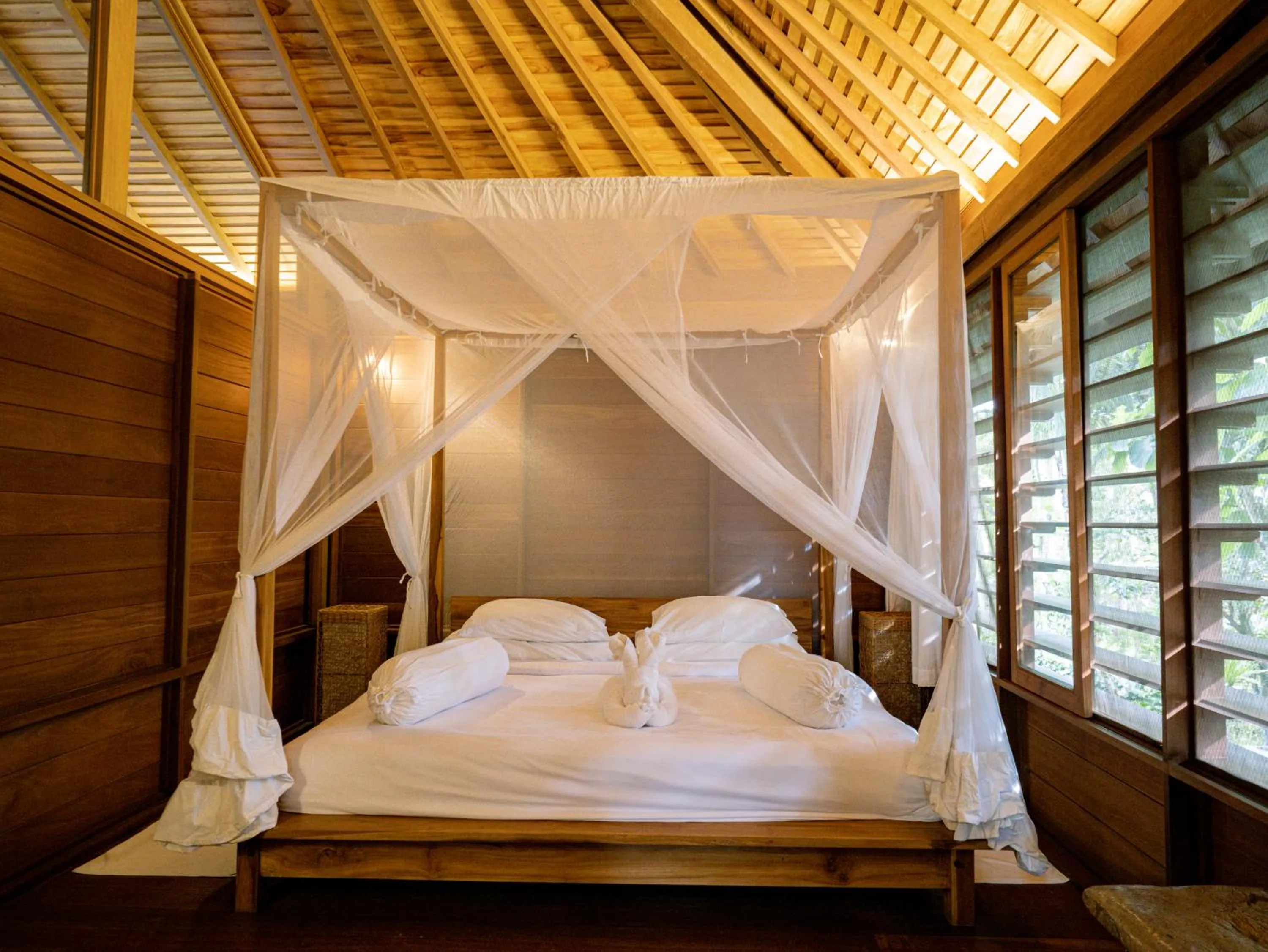 Bed in De Ubud Villas & Spa