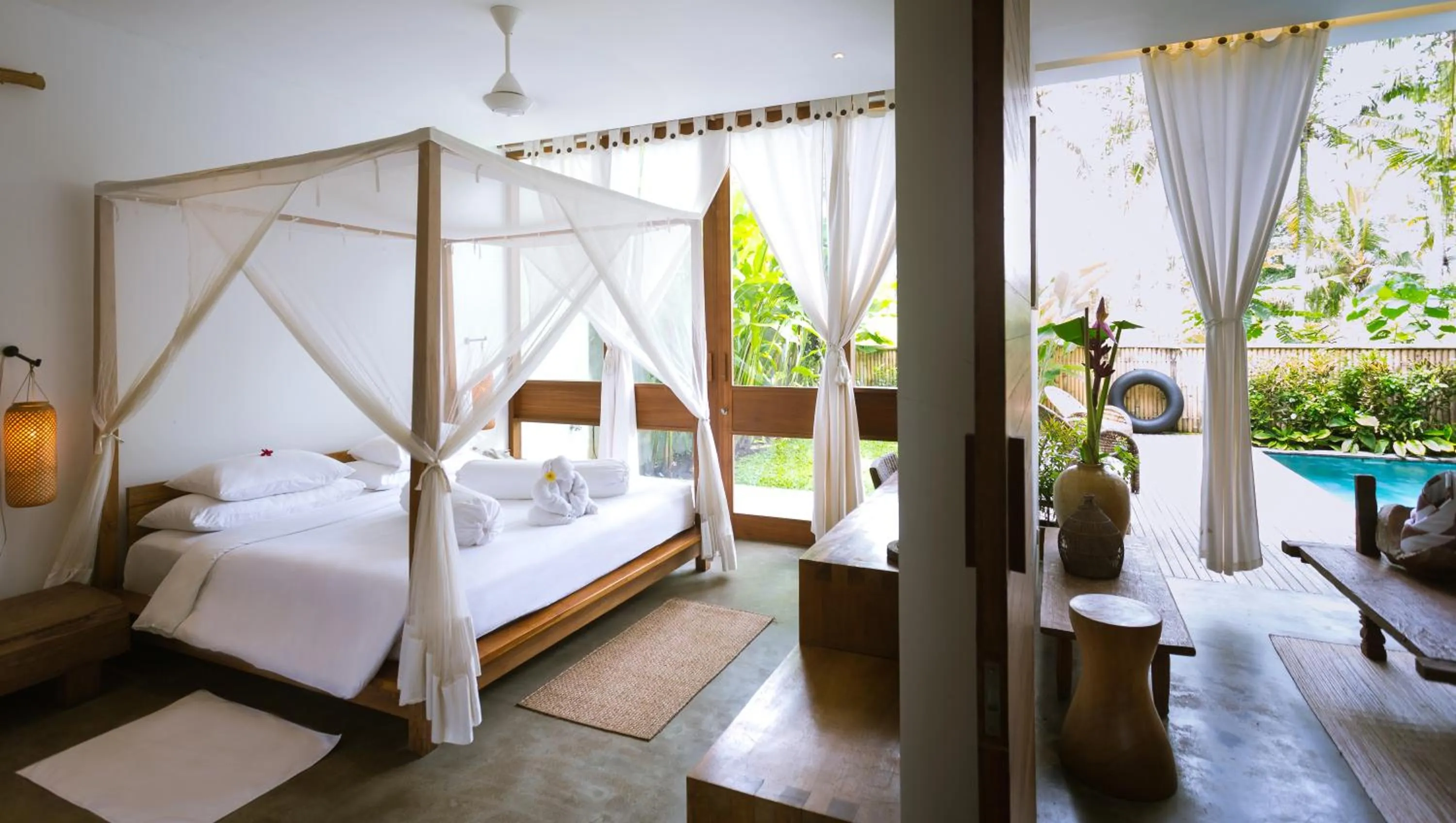 Bed in De Ubud Villas & Spa