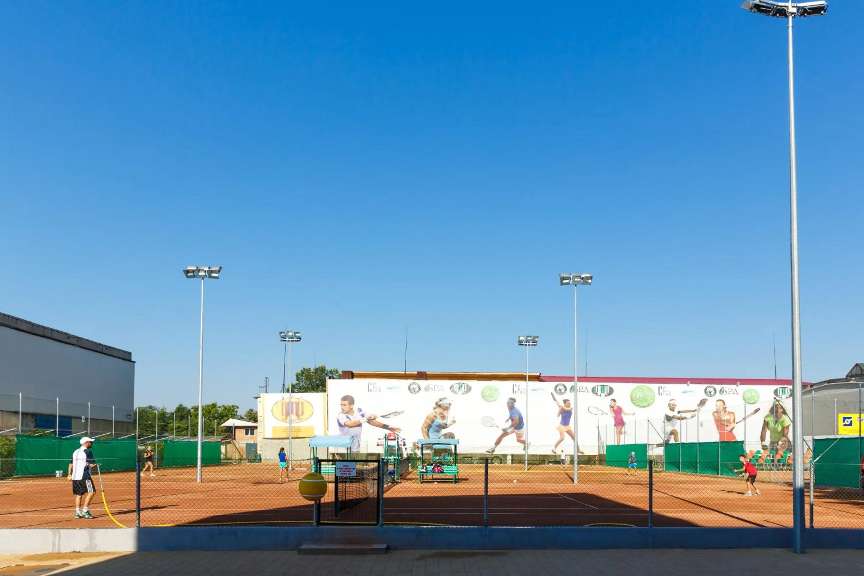 Tennis court in YMY HOTELS Târgu Jiu