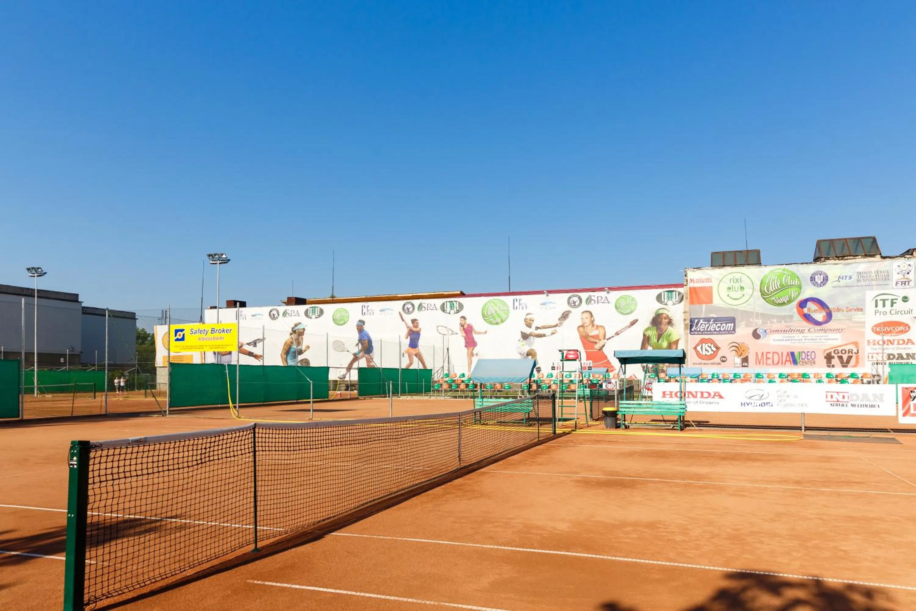 Tennis court in YMY HOTELS Târgu Jiu