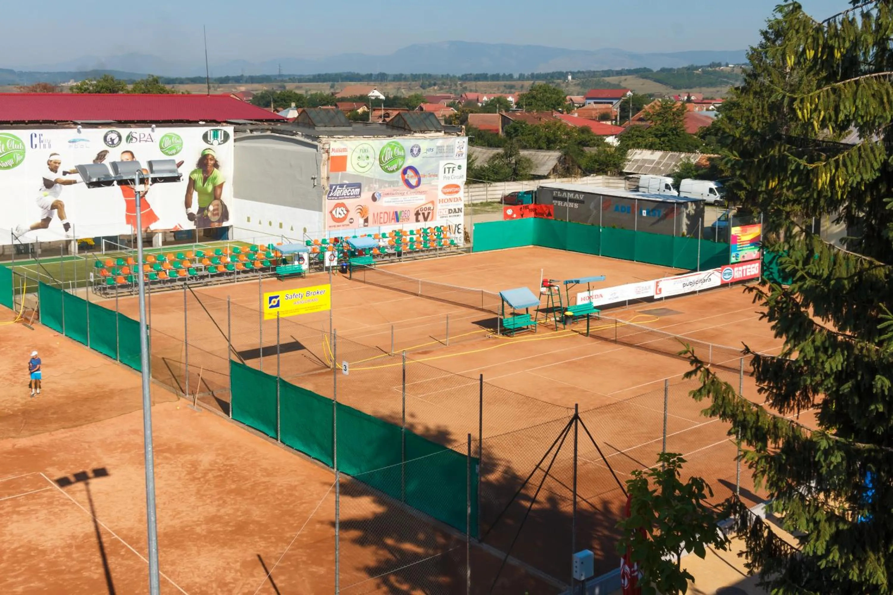 Tennis court in YMY HOTELS Târgu Jiu