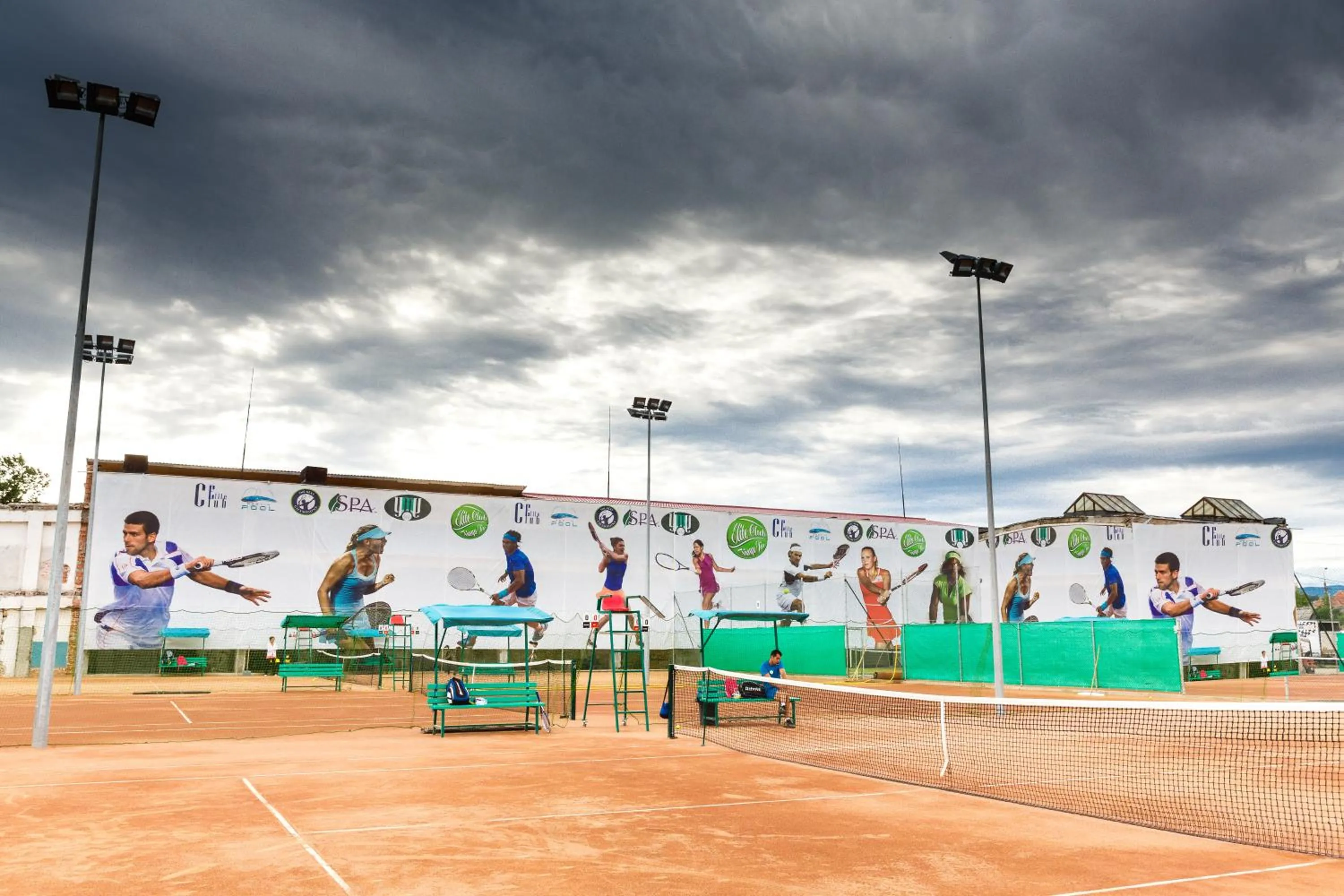 Tennis court in YMY HOTELS Târgu Jiu
