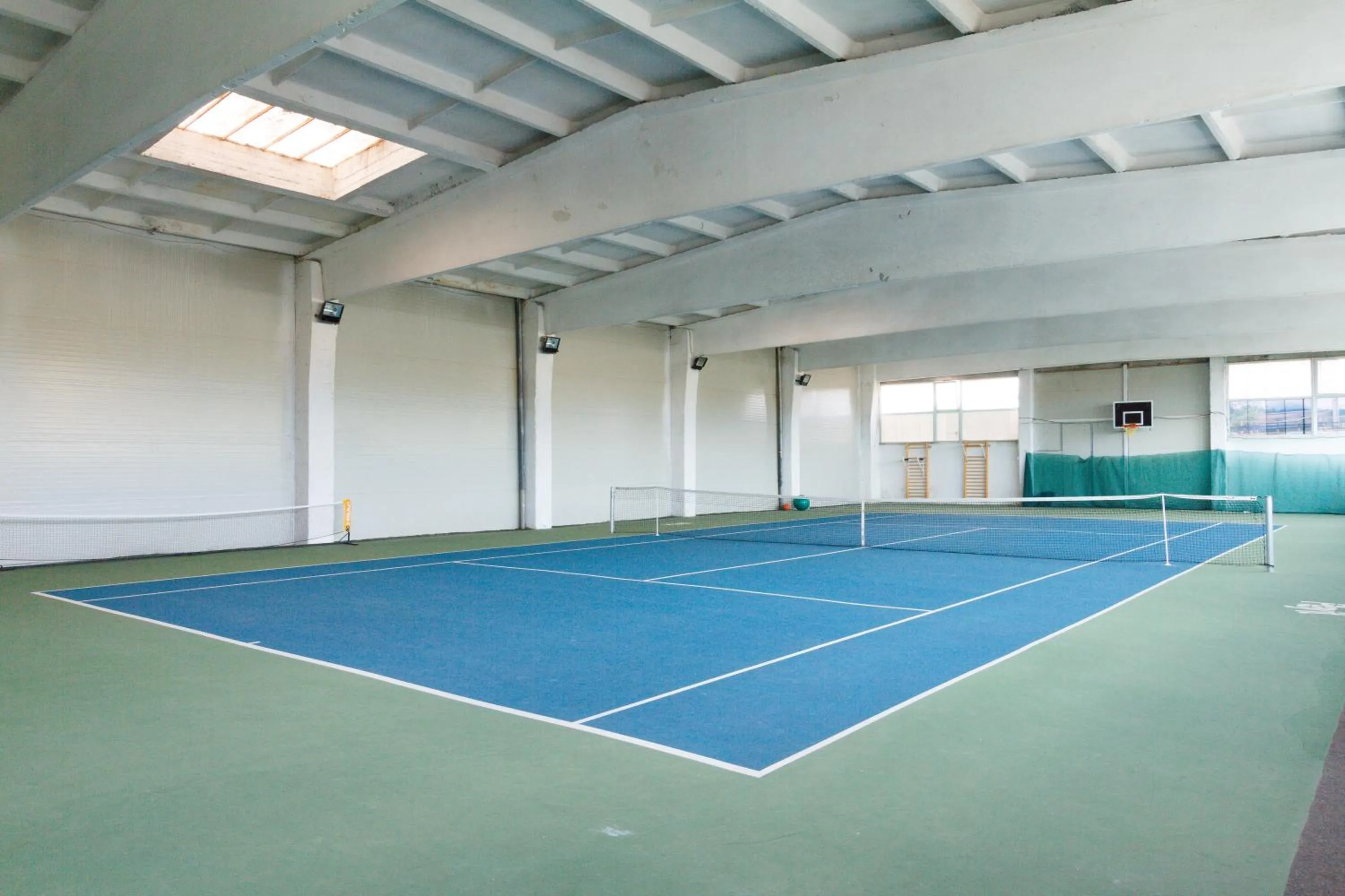 Tennis court in YMY HOTELS Târgu Jiu