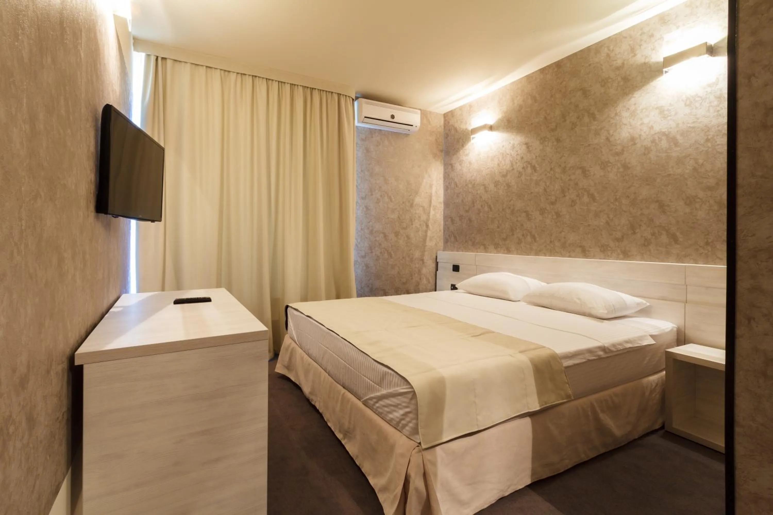 Photo of the whole room, Bed in YMY HOTELS Târgu Jiu