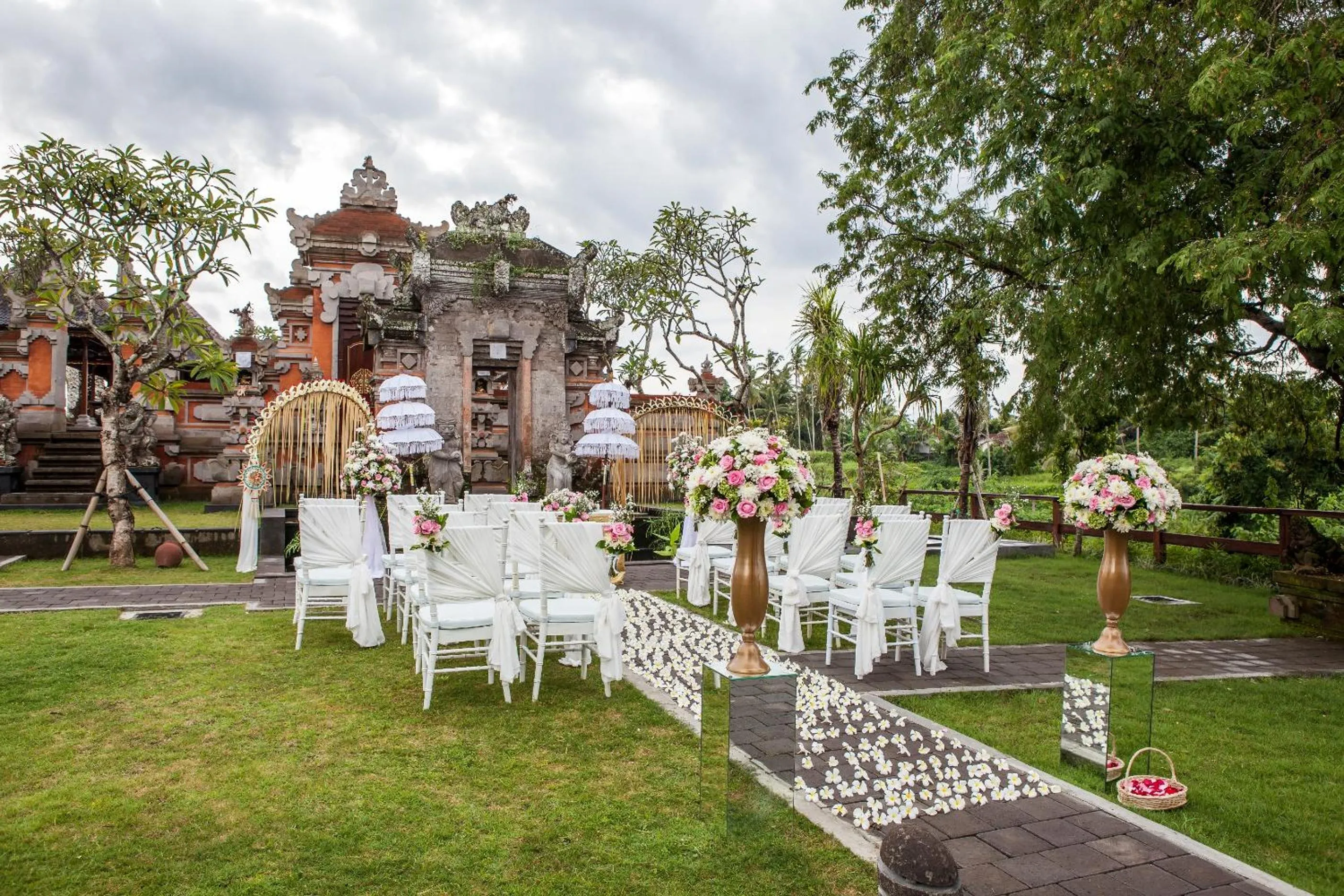 Evening entertainment in Sanctoo Suites & Villas