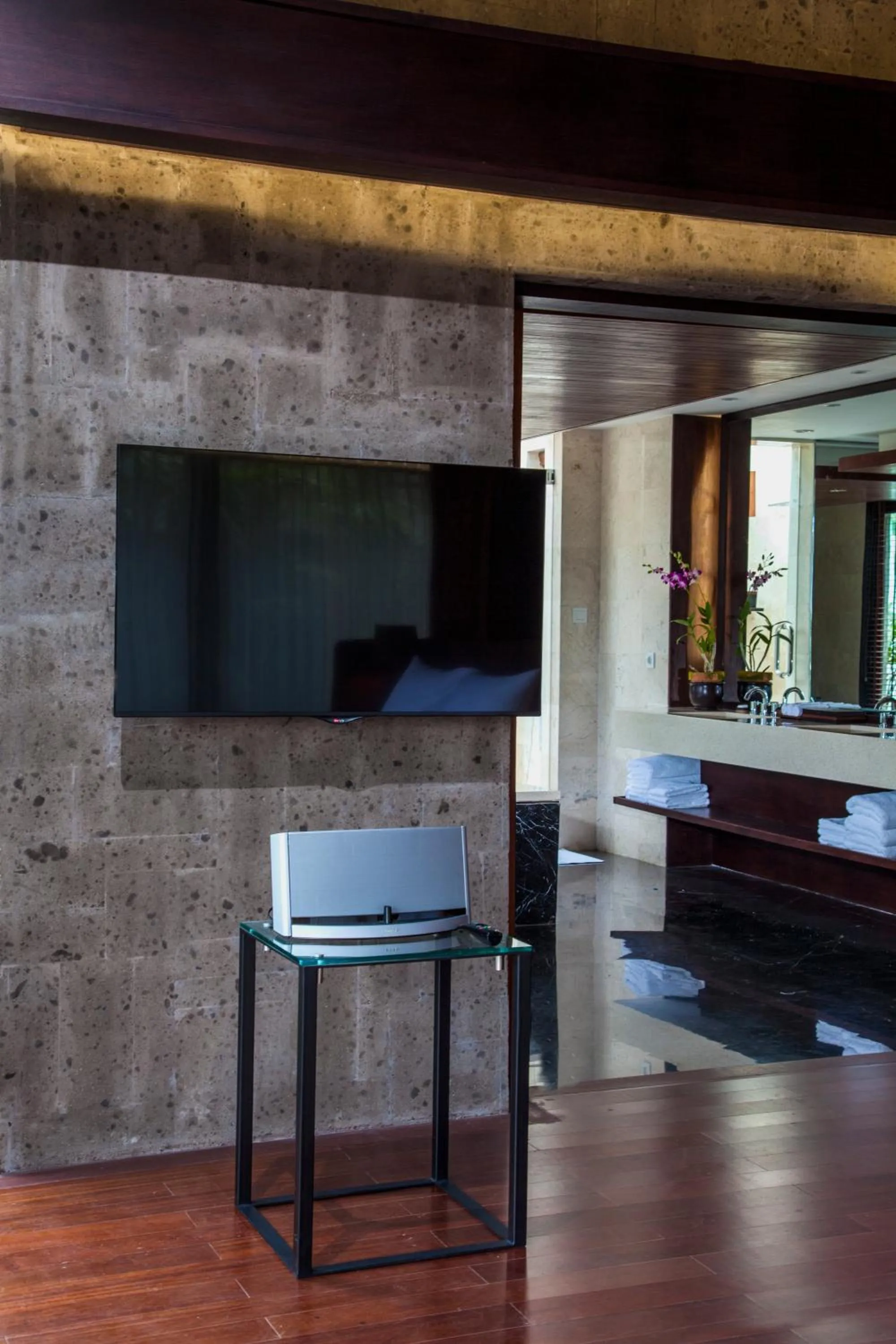 TV and multimedia in Sanctoo Suites & Villas