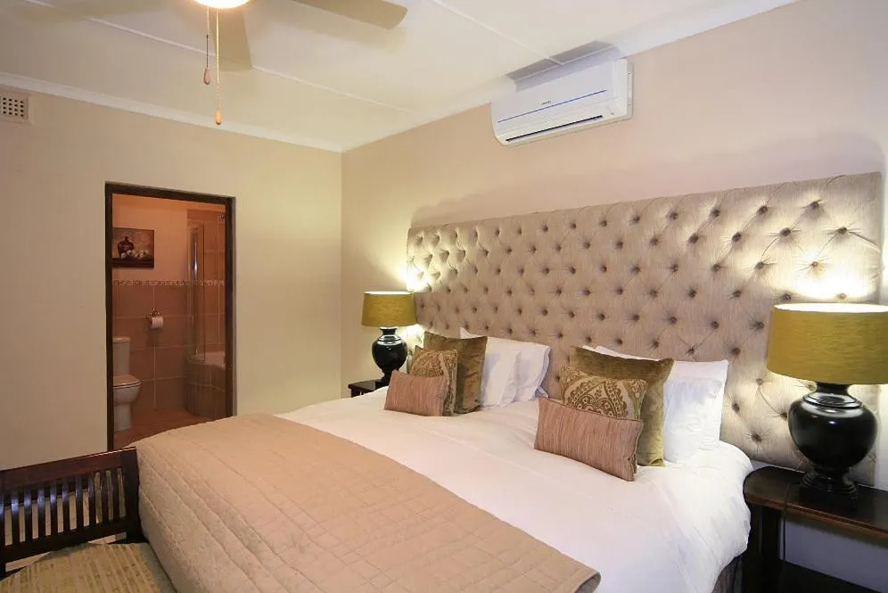 Bathroom, Bed in Valley Lodge