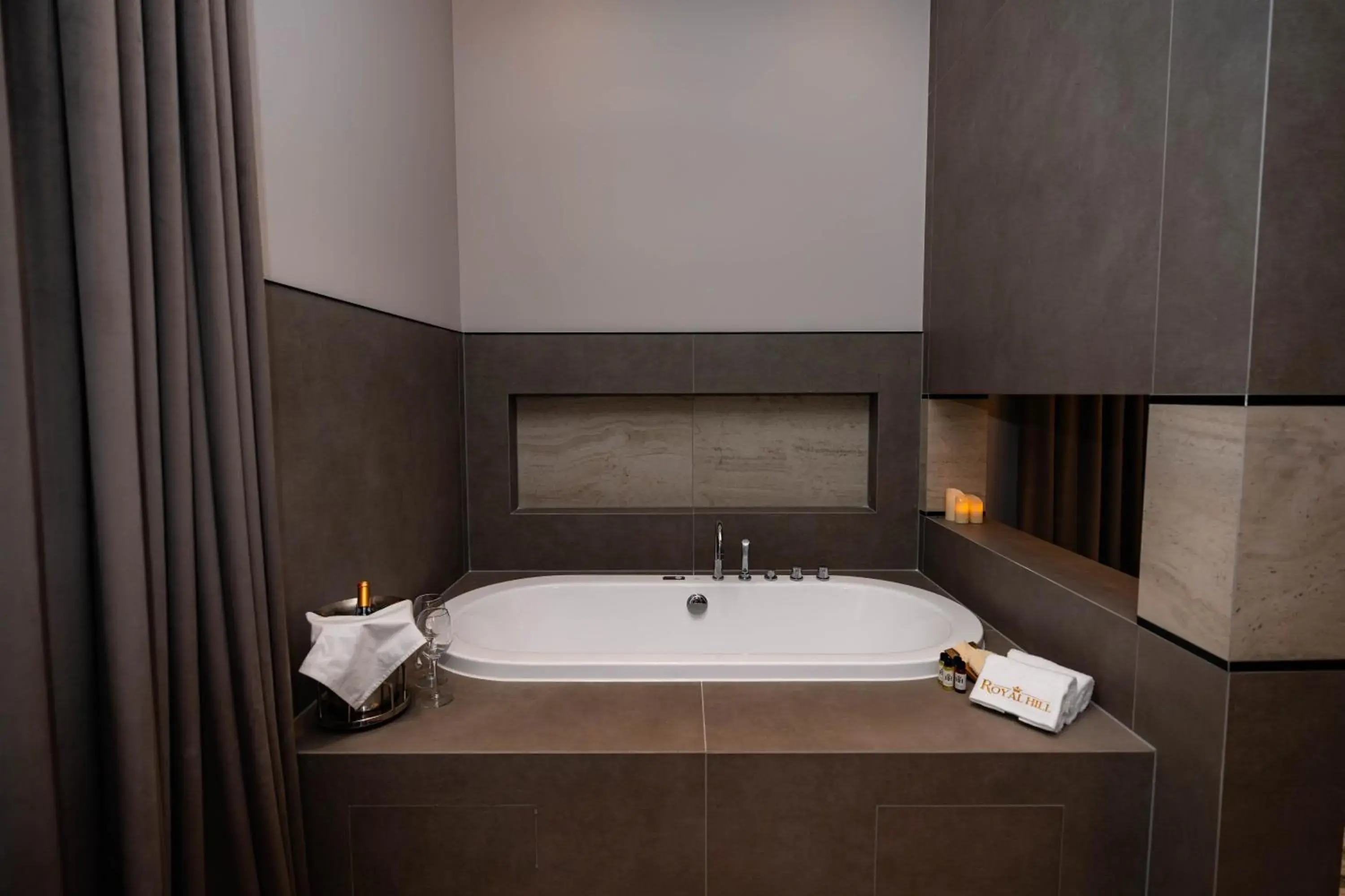 Deluxe Suite with Spa Bath in Royal Hill Hotel Deluxe Suite with Spa Bath in Royal Hill Hotel