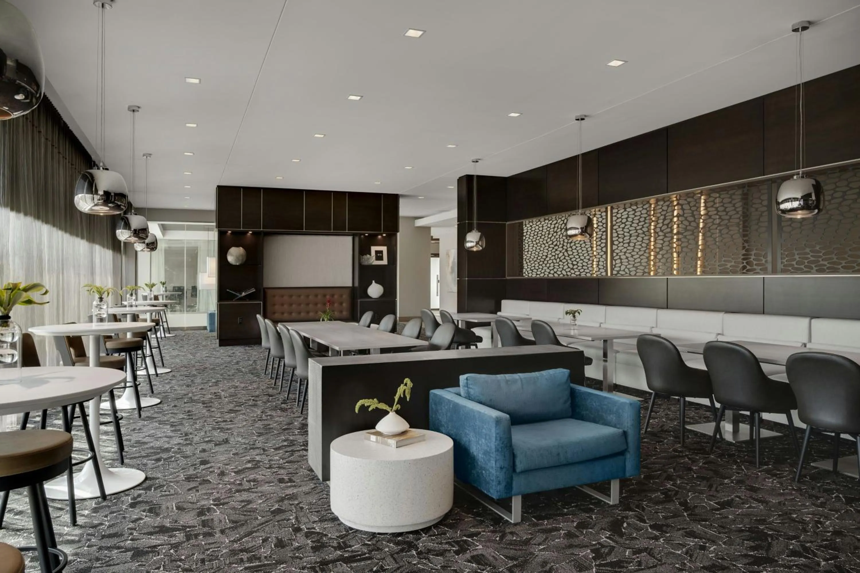 Lounge or bar in AC Hotel Cincinnati at Liberty Center