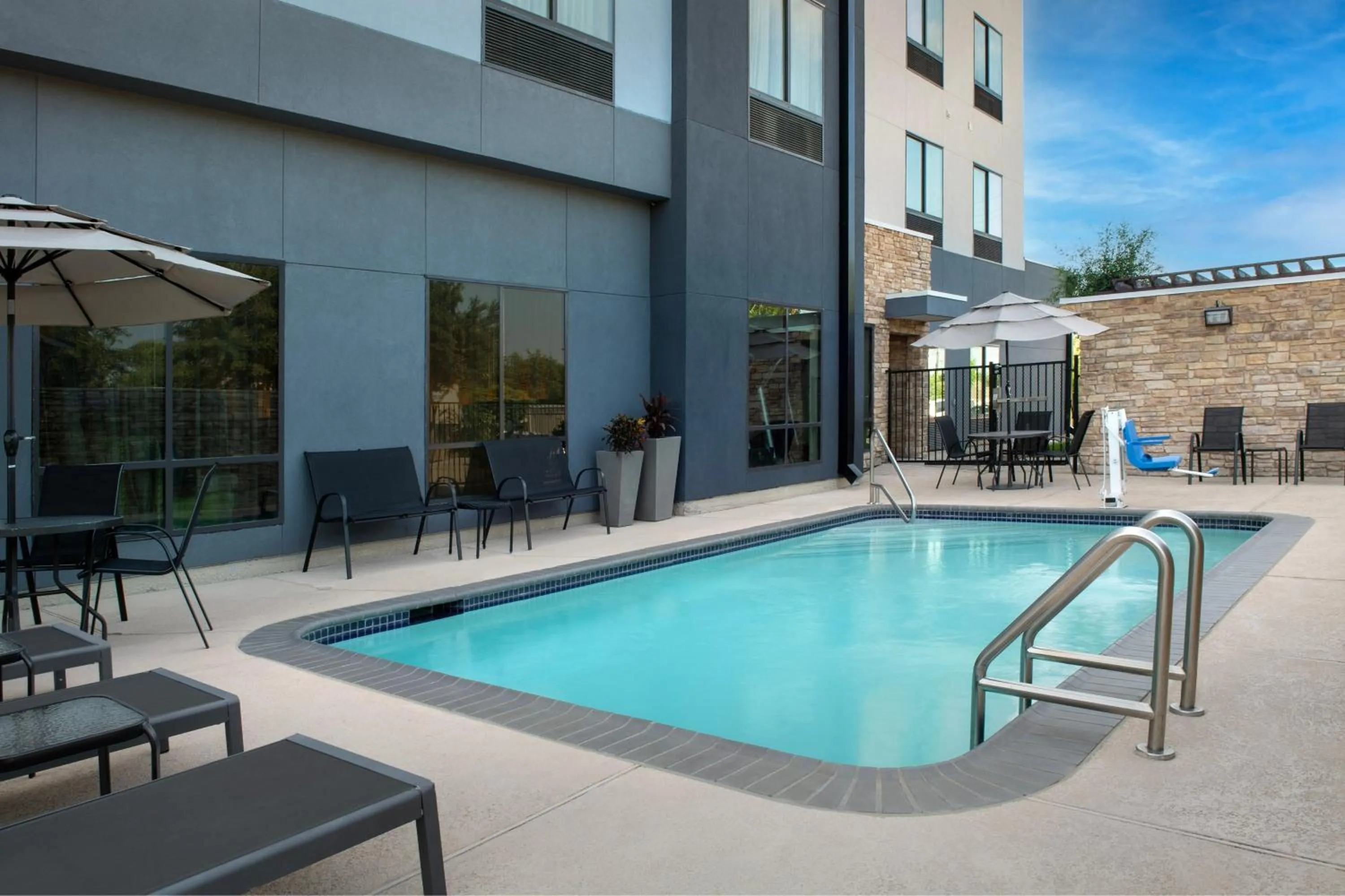 Swimming pool in Fairfield Inn & Suites by Marriott Houston Pasadena
