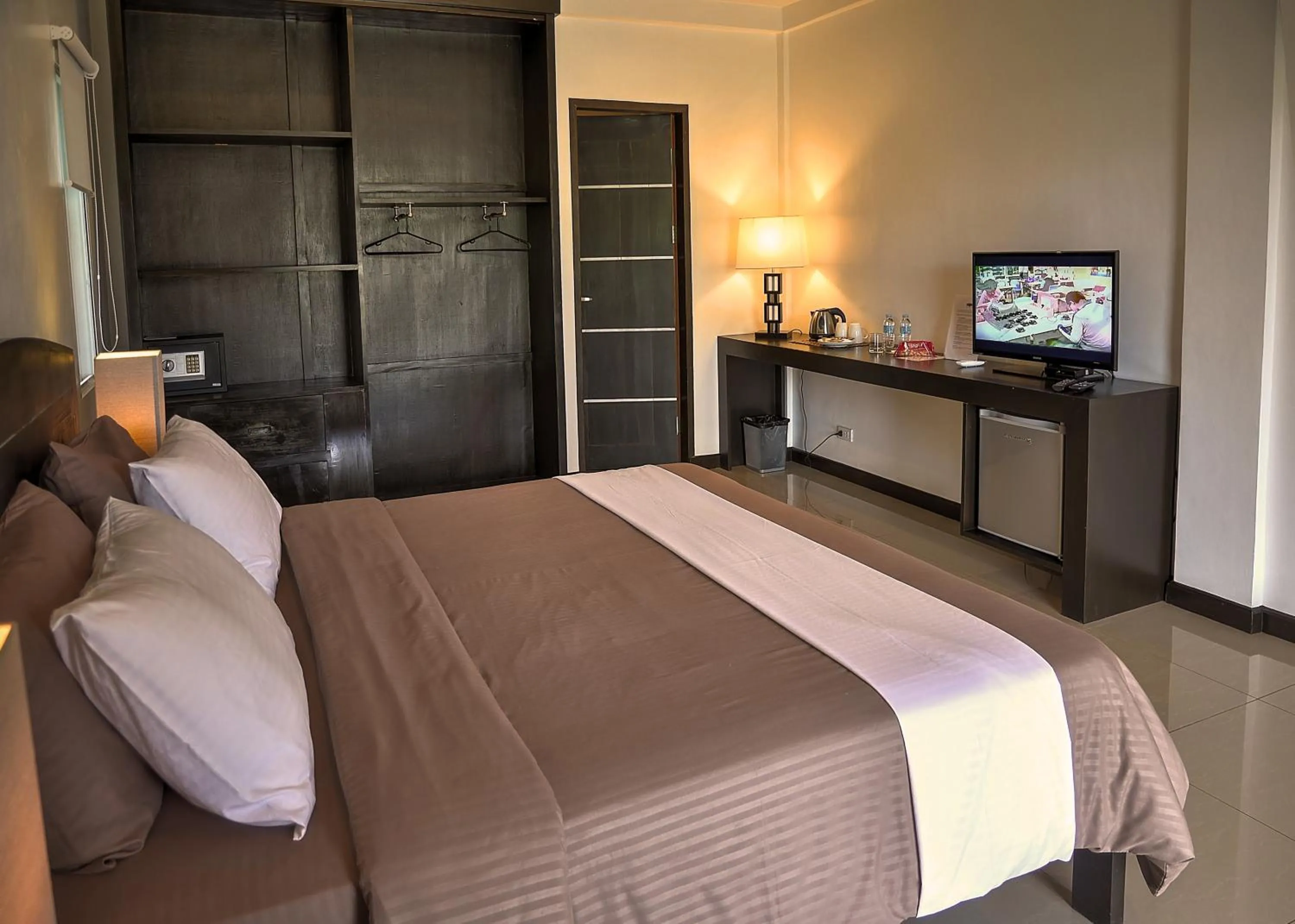 Photo of the whole room, Bed in Alona Royal Palm Resort