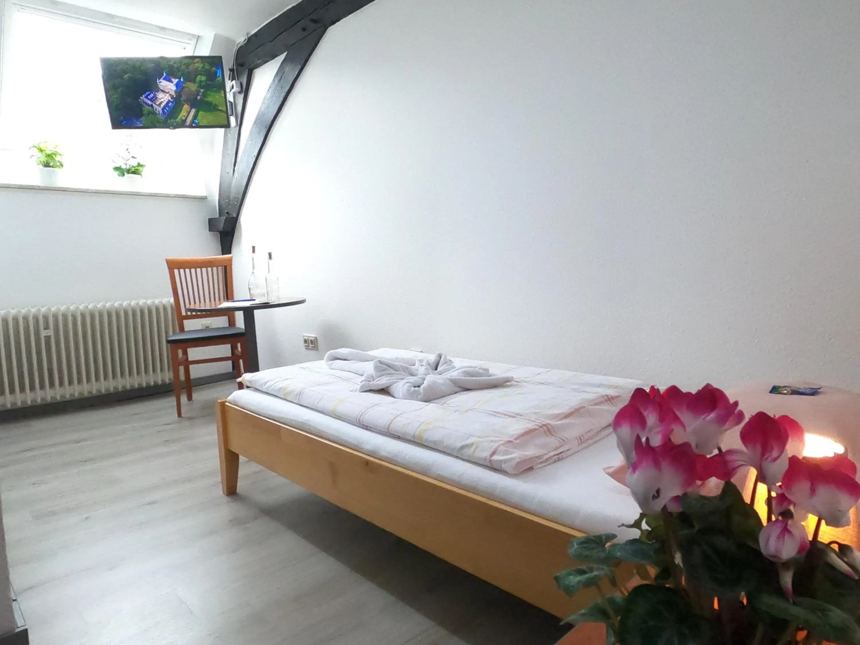 Photo of the whole room, Bed in Hotel Schloss Walbeck