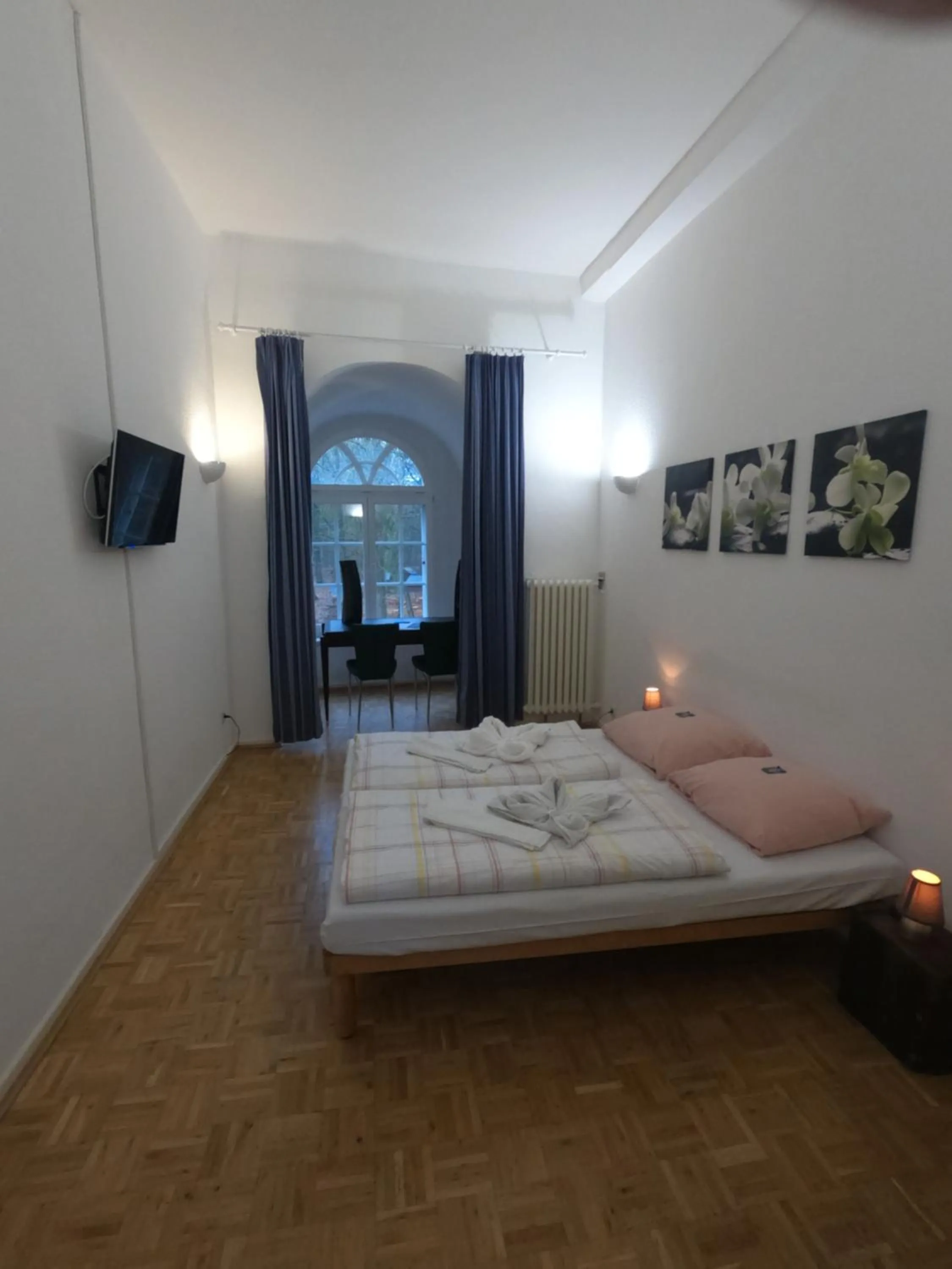 Photo of the whole room, Bed in Hotel Schloss Walbeck