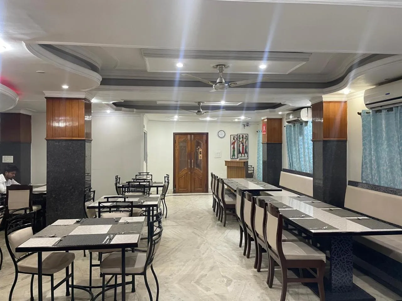 Restaurant/places to eat in Hotel Priya Palace