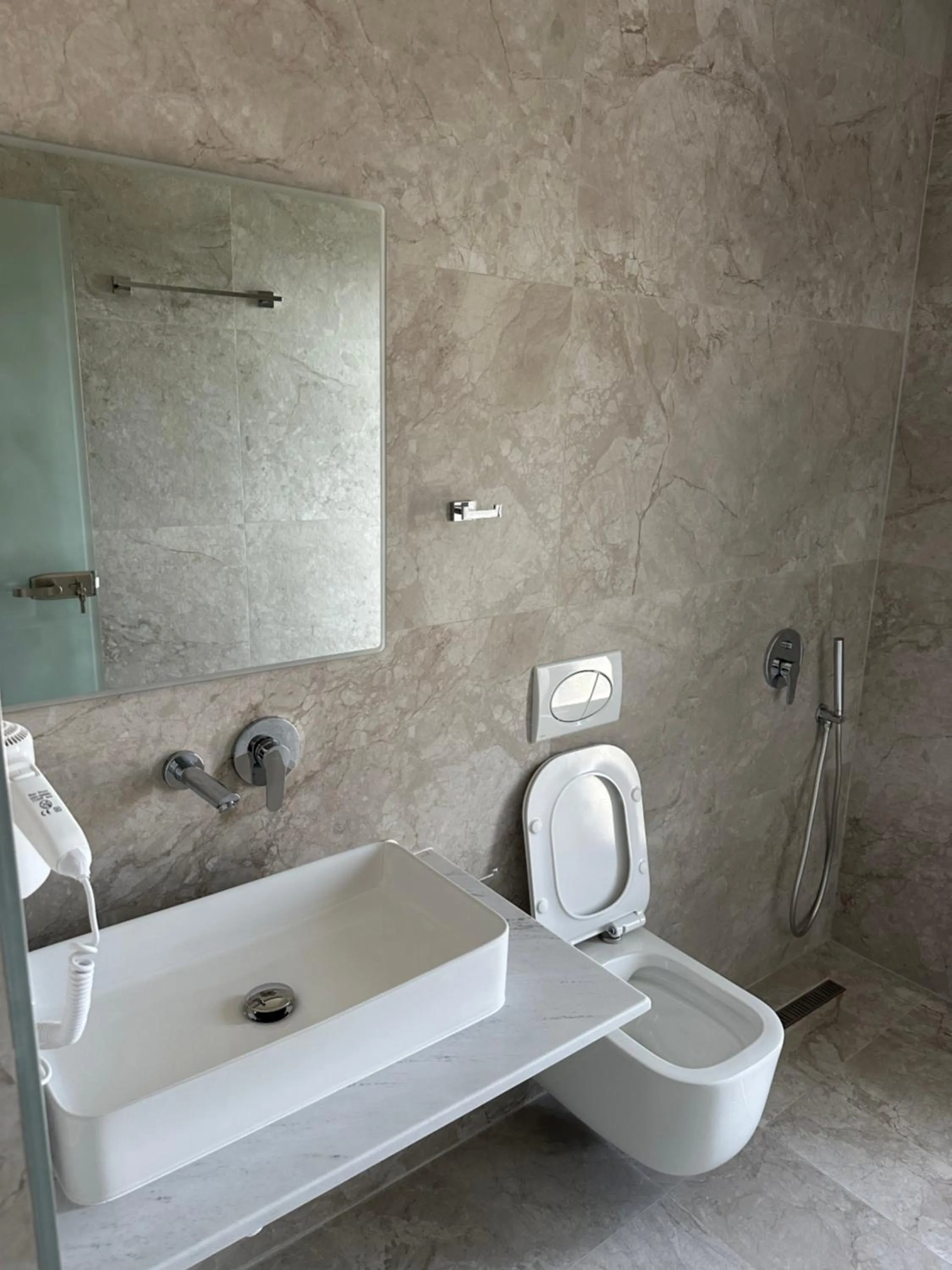 Shower in Hotel Edola