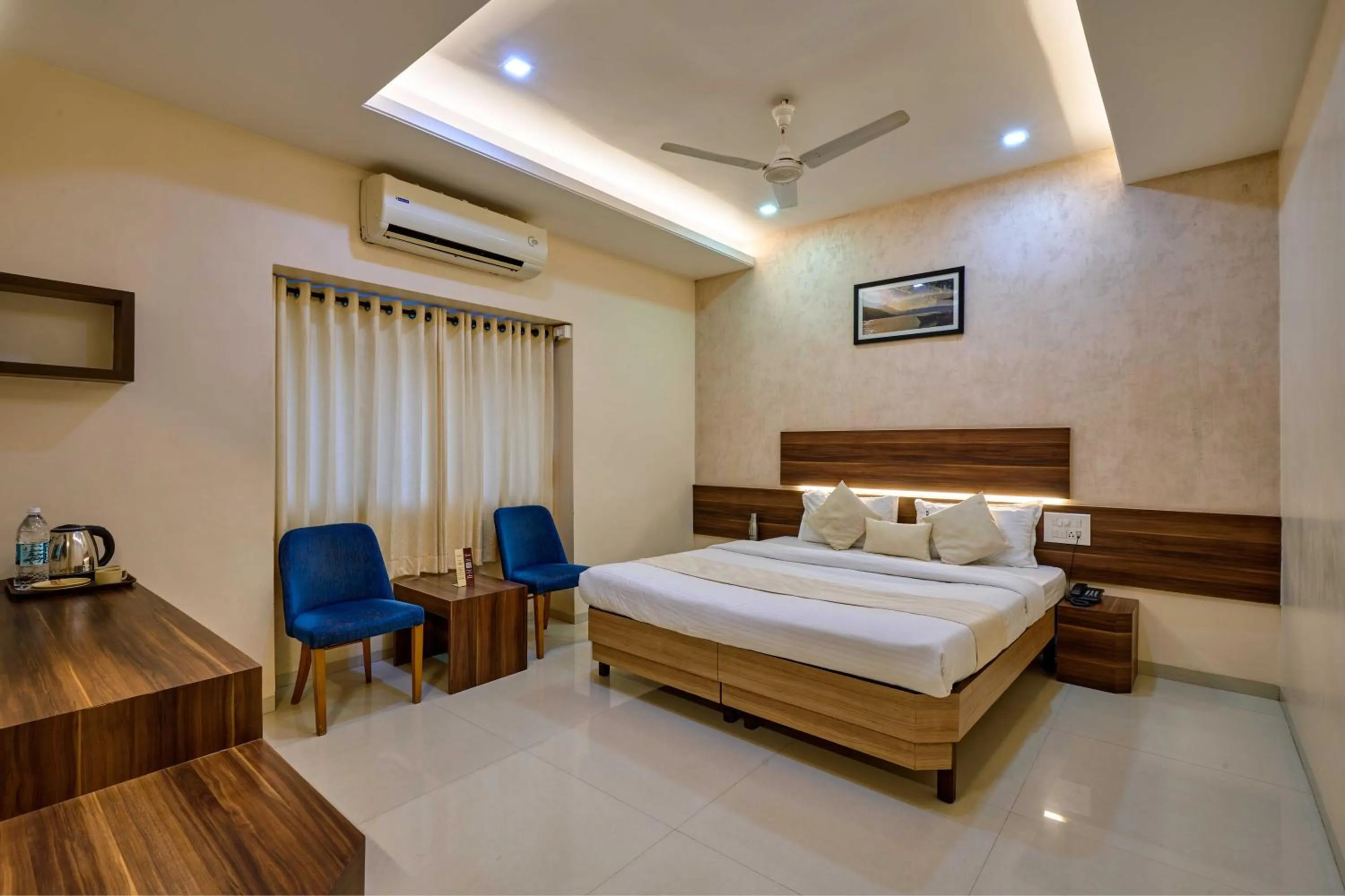 Photo of the whole room, Bed in Hotel Rajpurush