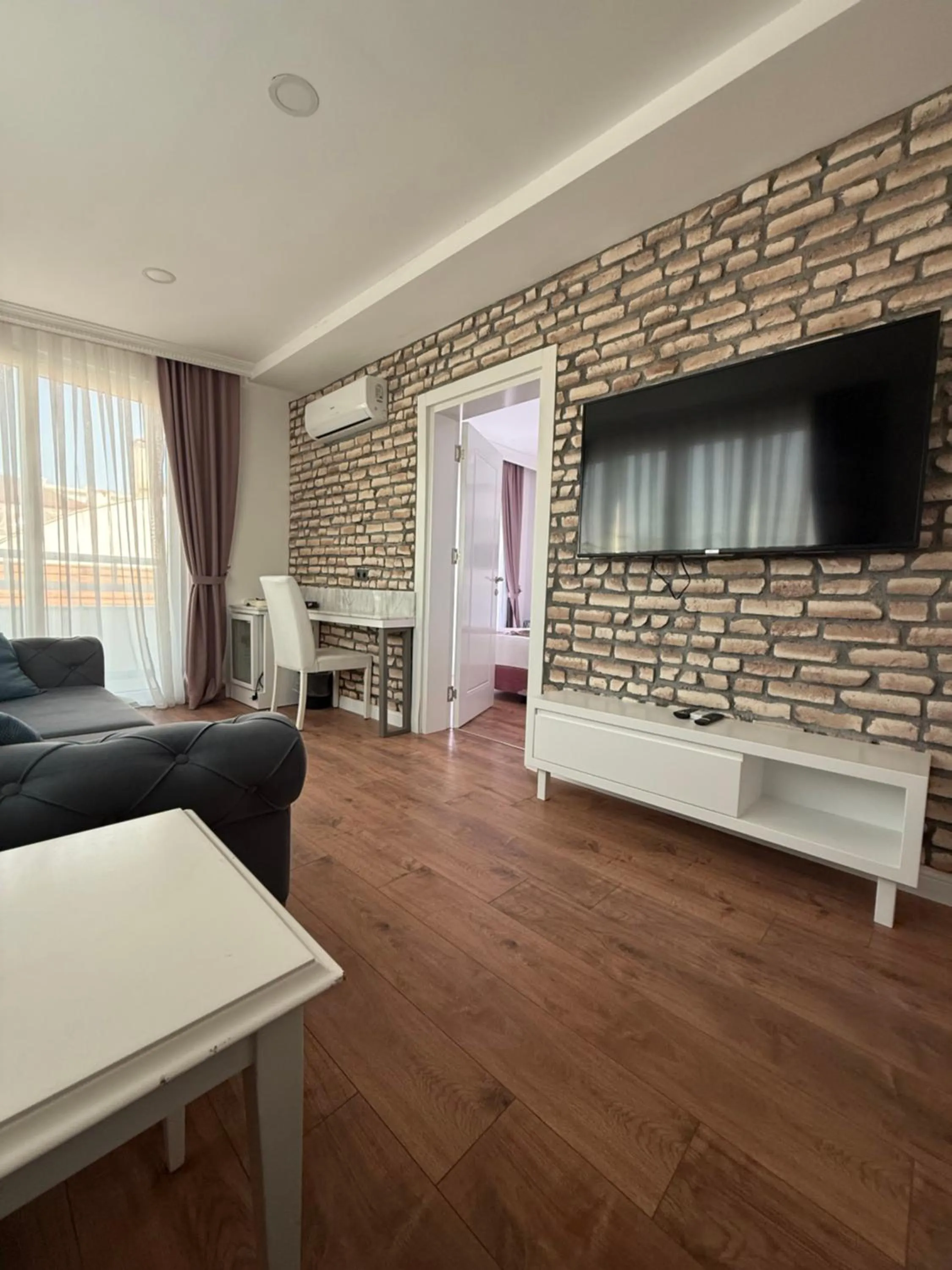 Communal lounge/ TV room in Nun Hotel