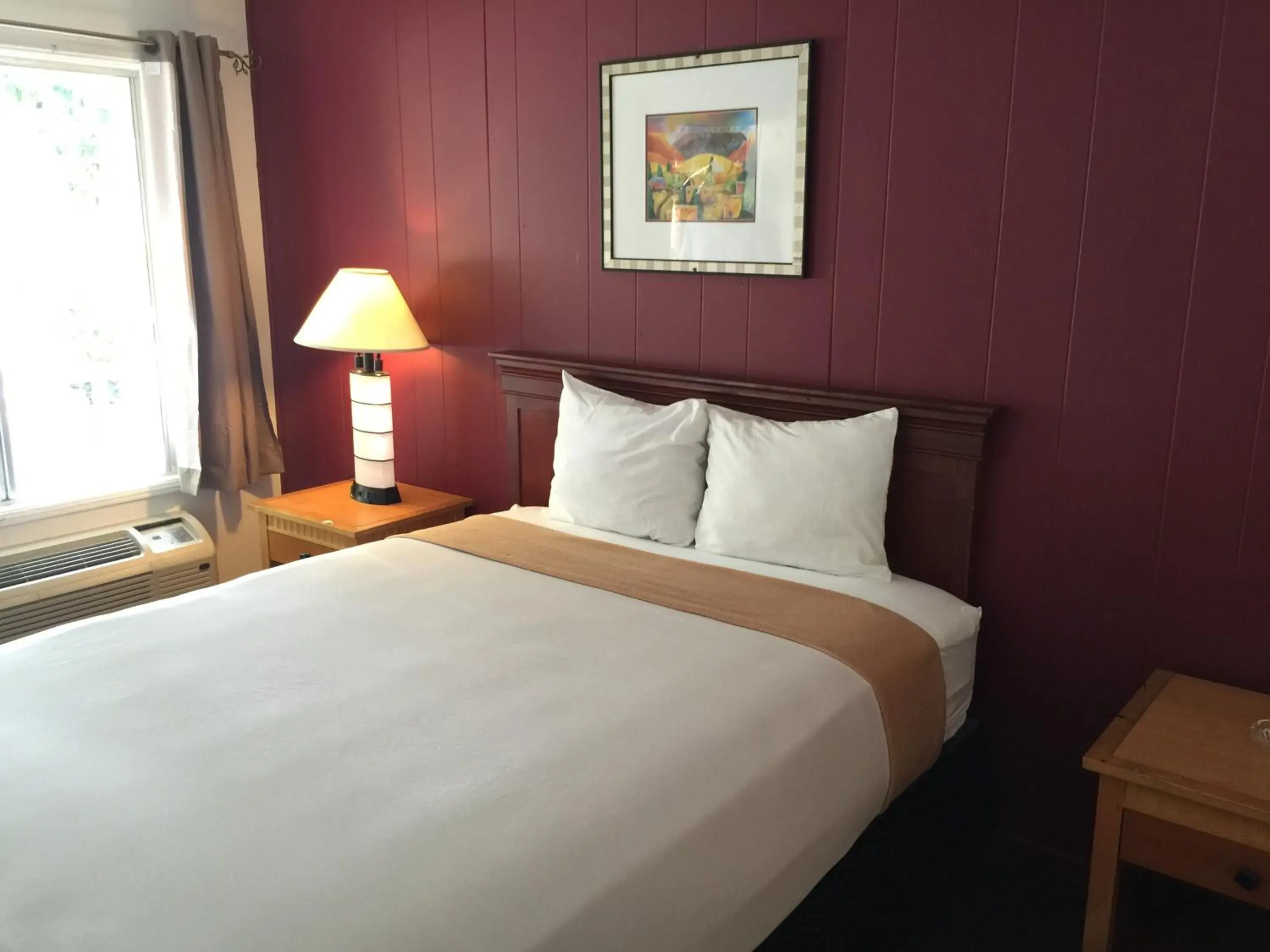 Standard Queen Room in Holiday Lodge Standard Queen Room in Holiday Lodge