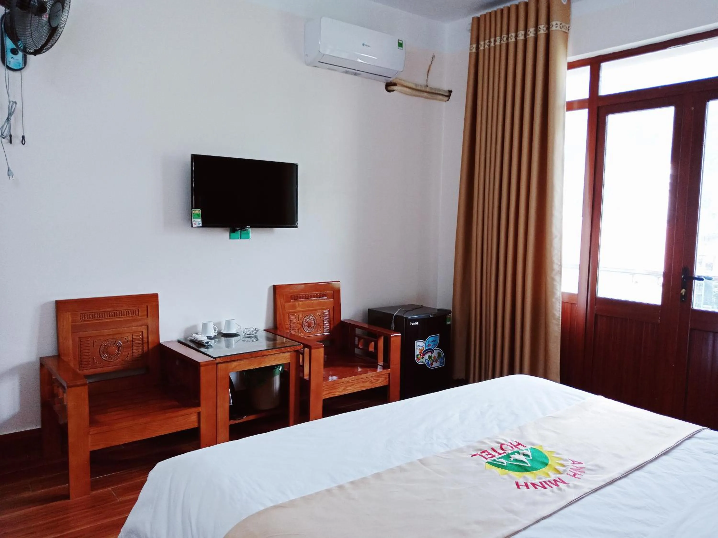 Communal lounge/ TV room, Bed in Anh Minh Hotel