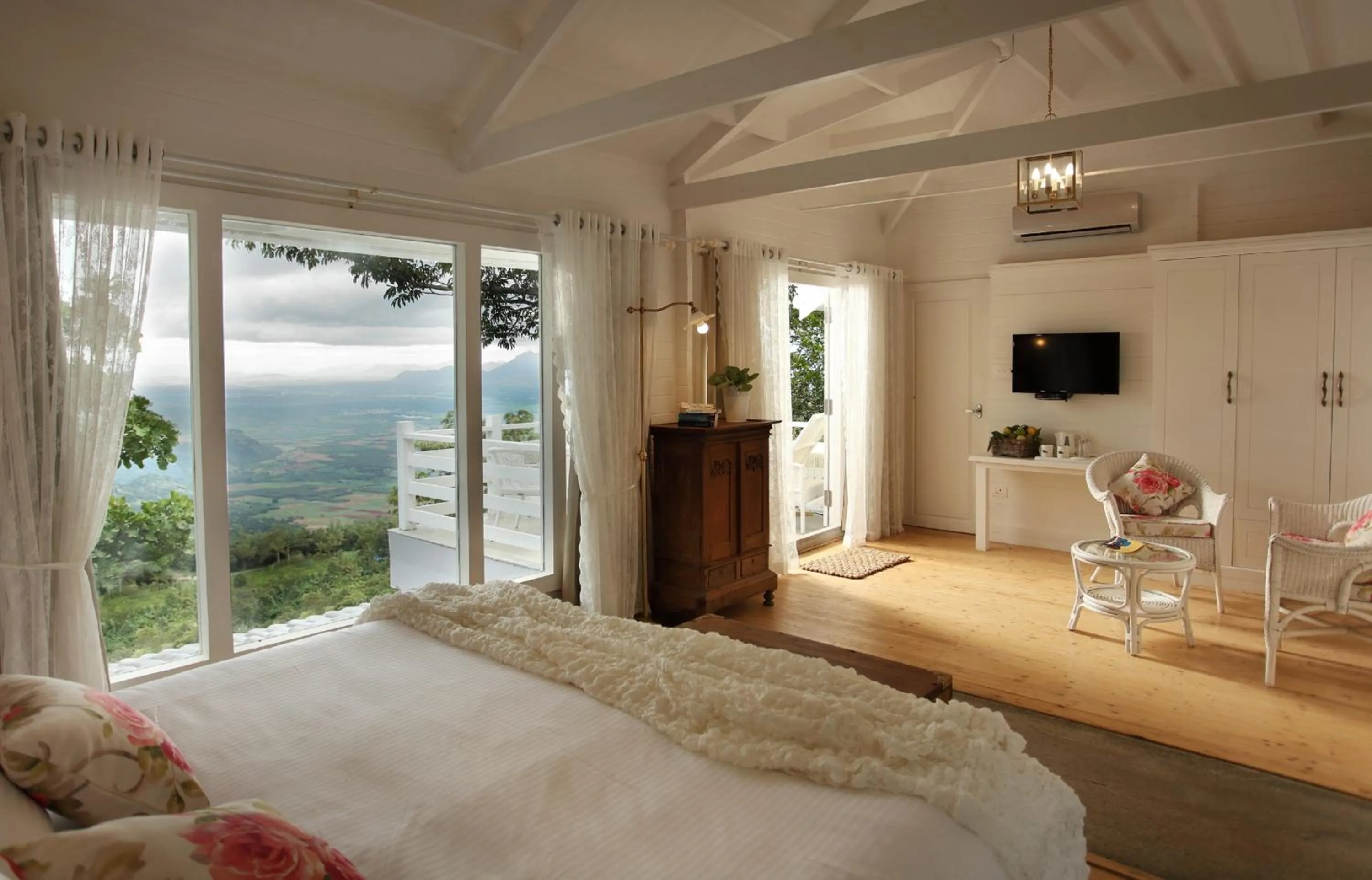 Bedroom, Bed in Hills & Hues