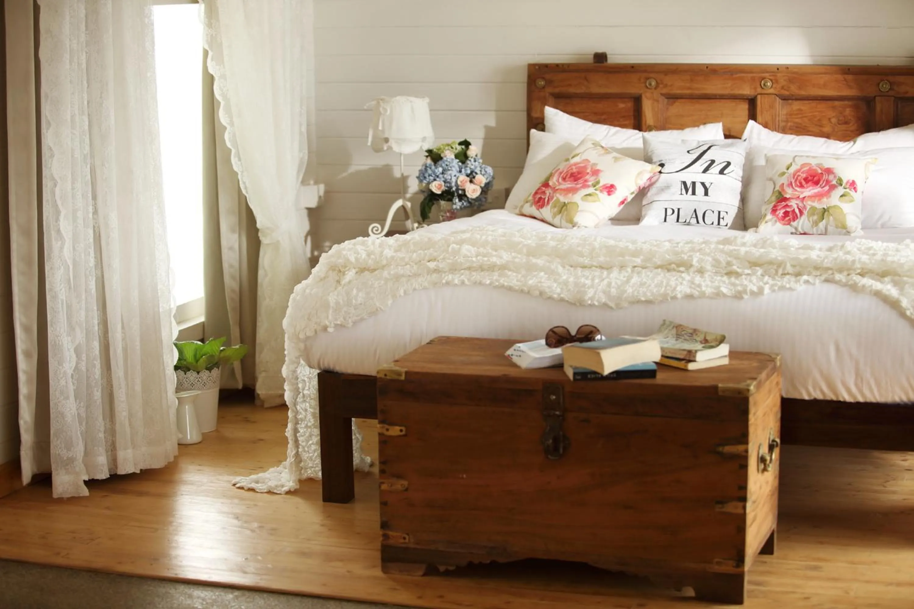 Bedroom, Bed in Hills & Hues