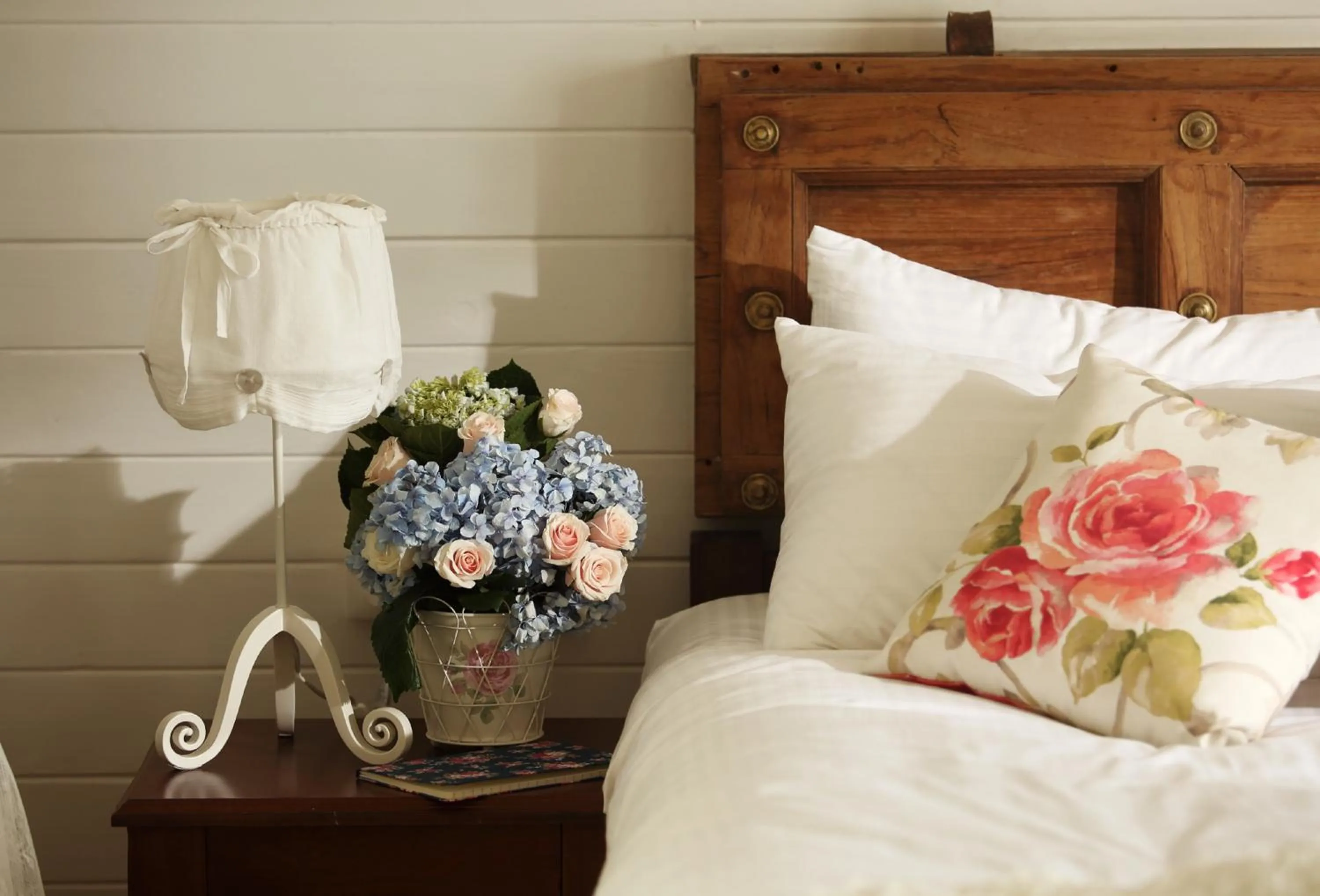 Bedroom, Bed in Hills & Hues