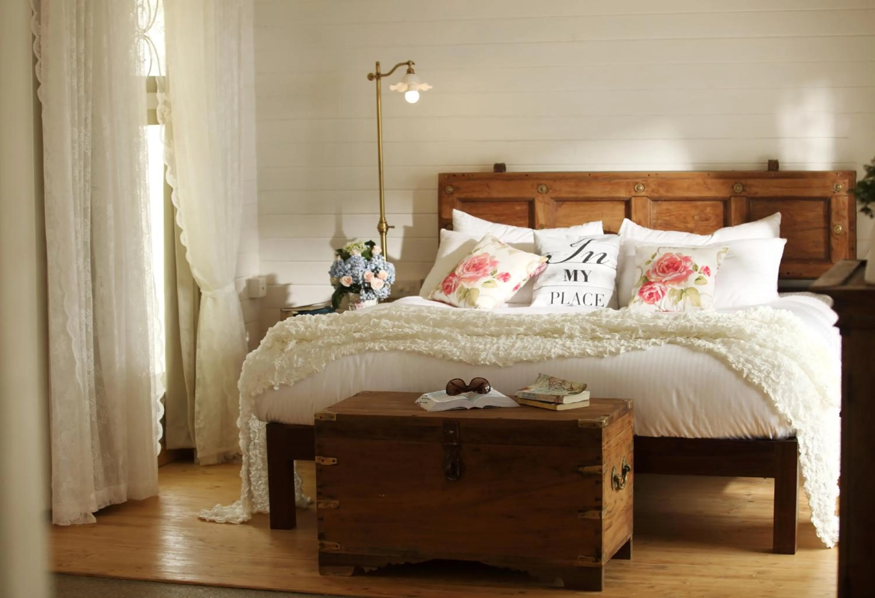 Bedroom, Bed in Hills & Hues