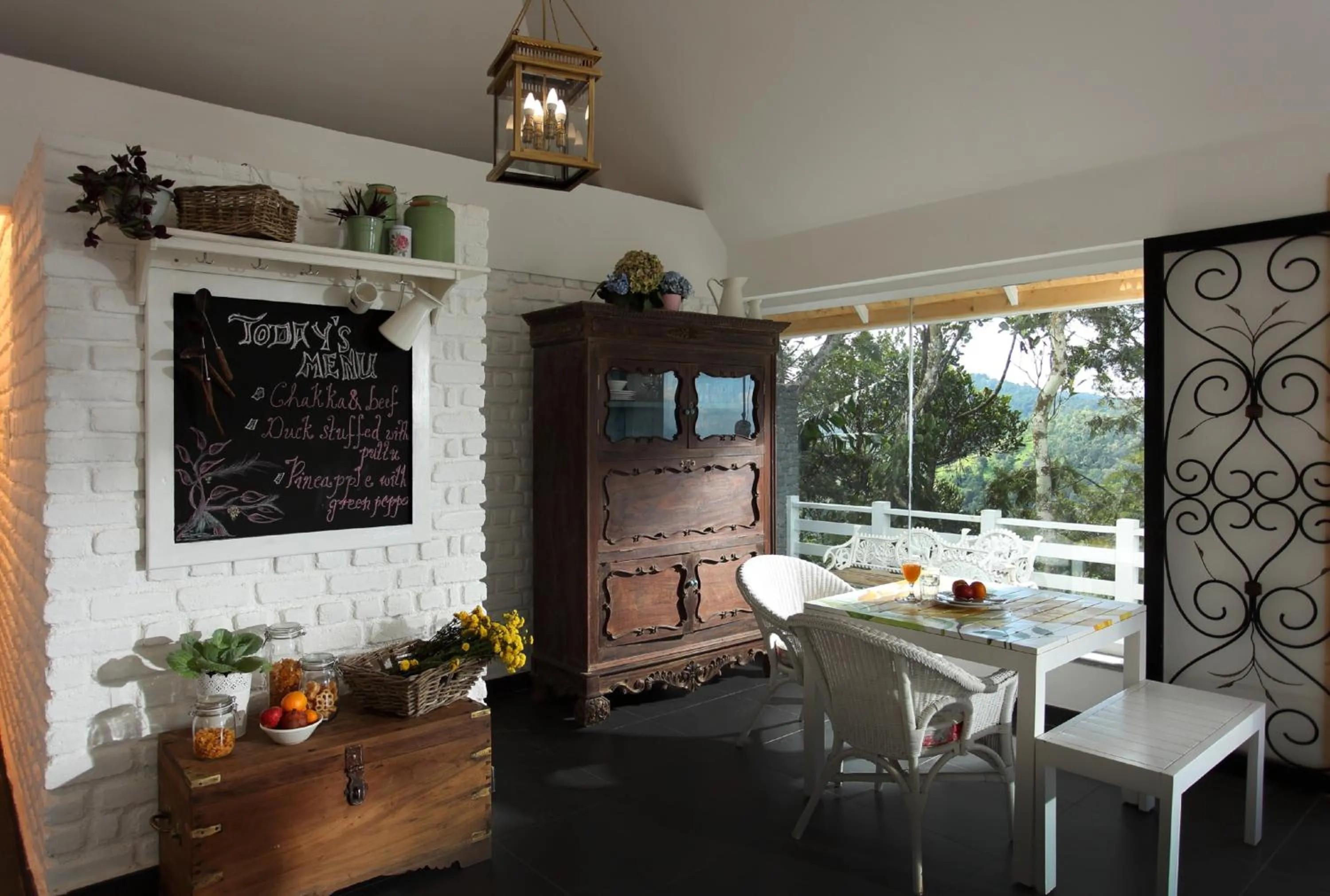 Decorative detail in Hills & Hues