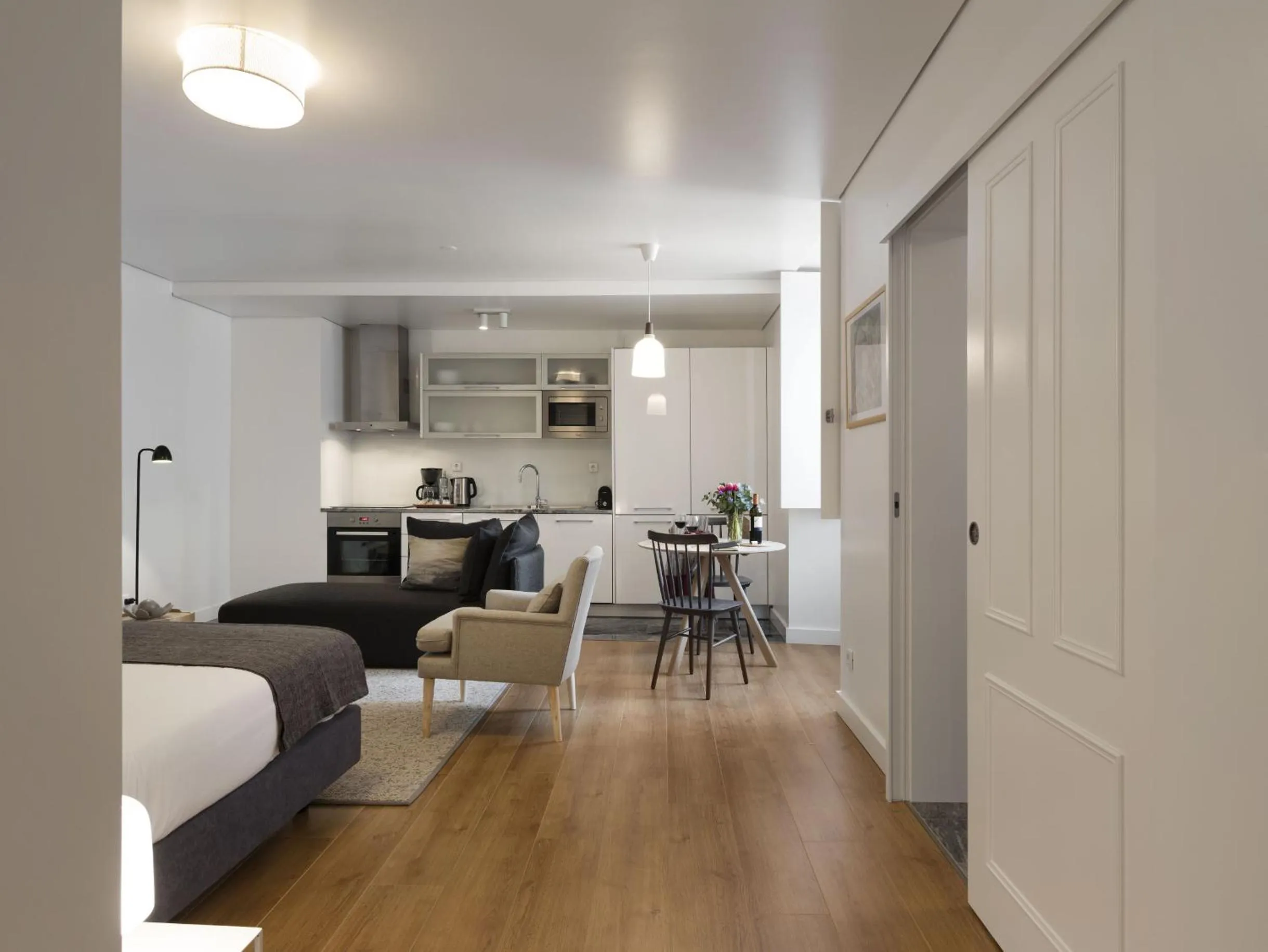 Photo of the whole room in LSA Baixa Castelo by Numa