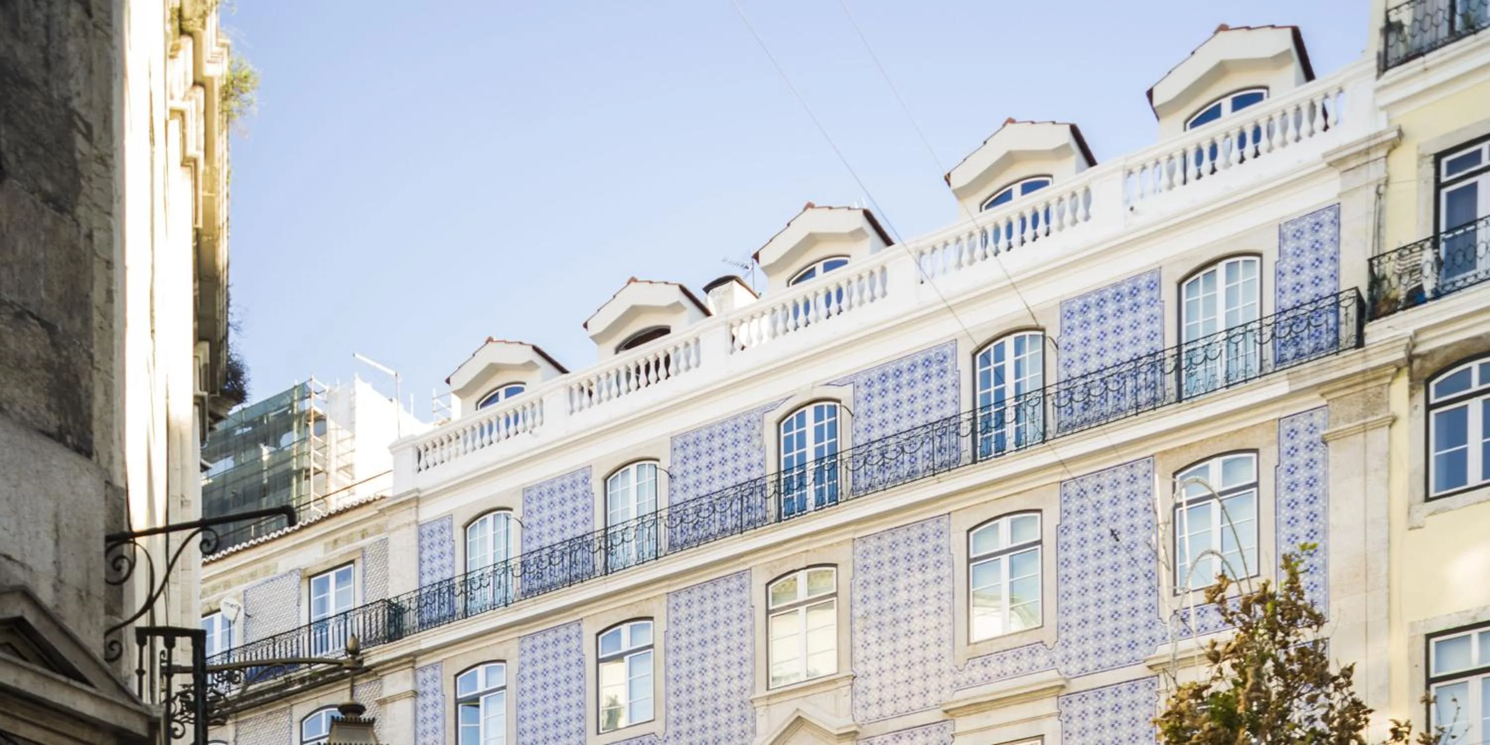 Property building in LSA Baixa Castelo by Numa