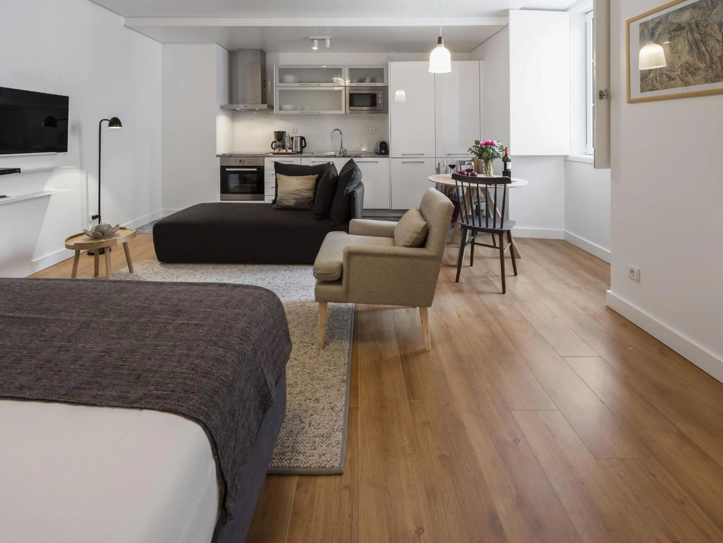 Photo of the whole room in LSA Baixa Castelo by Numa