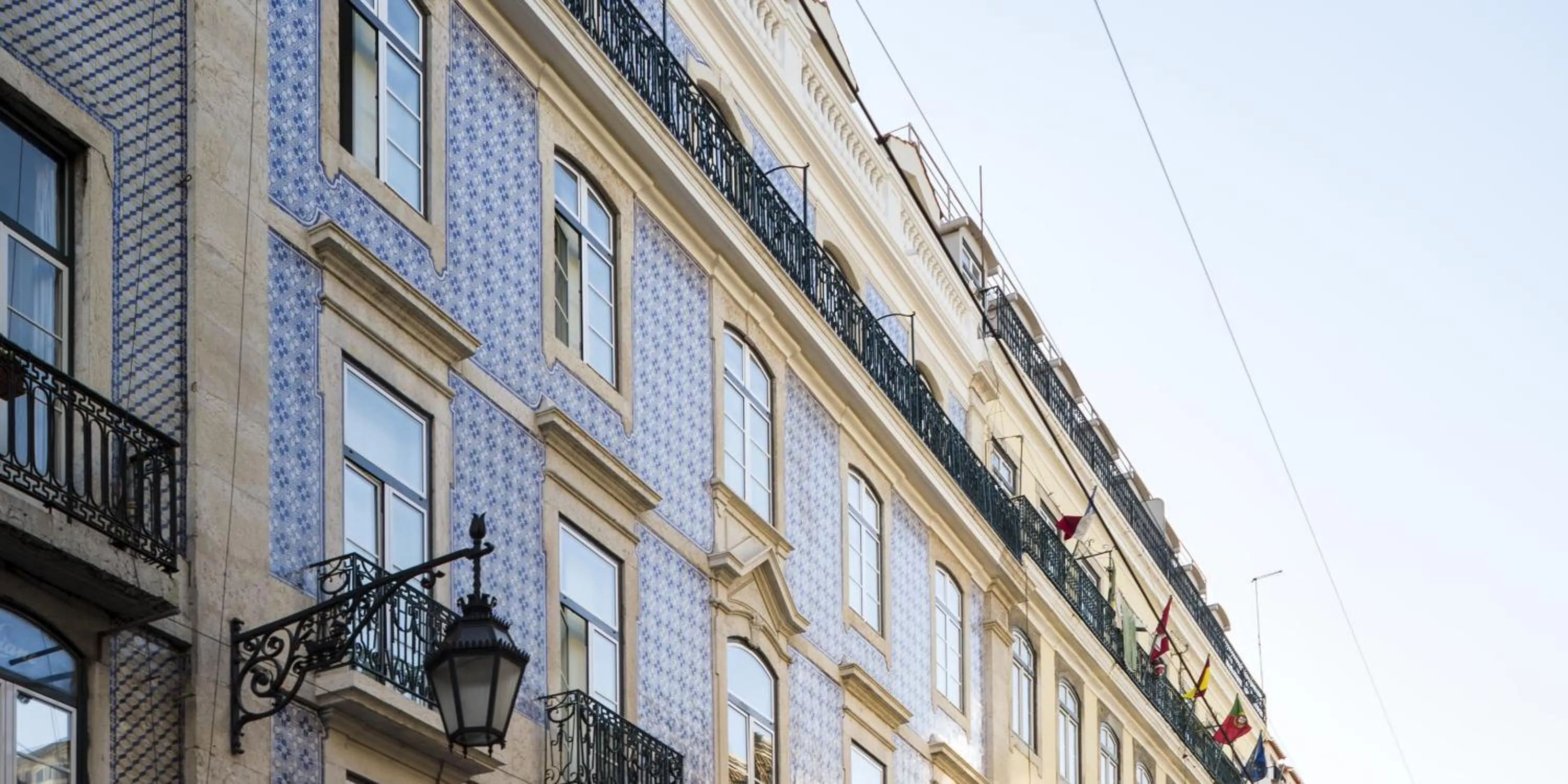 Property building in LSA Baixa Castelo by Numa