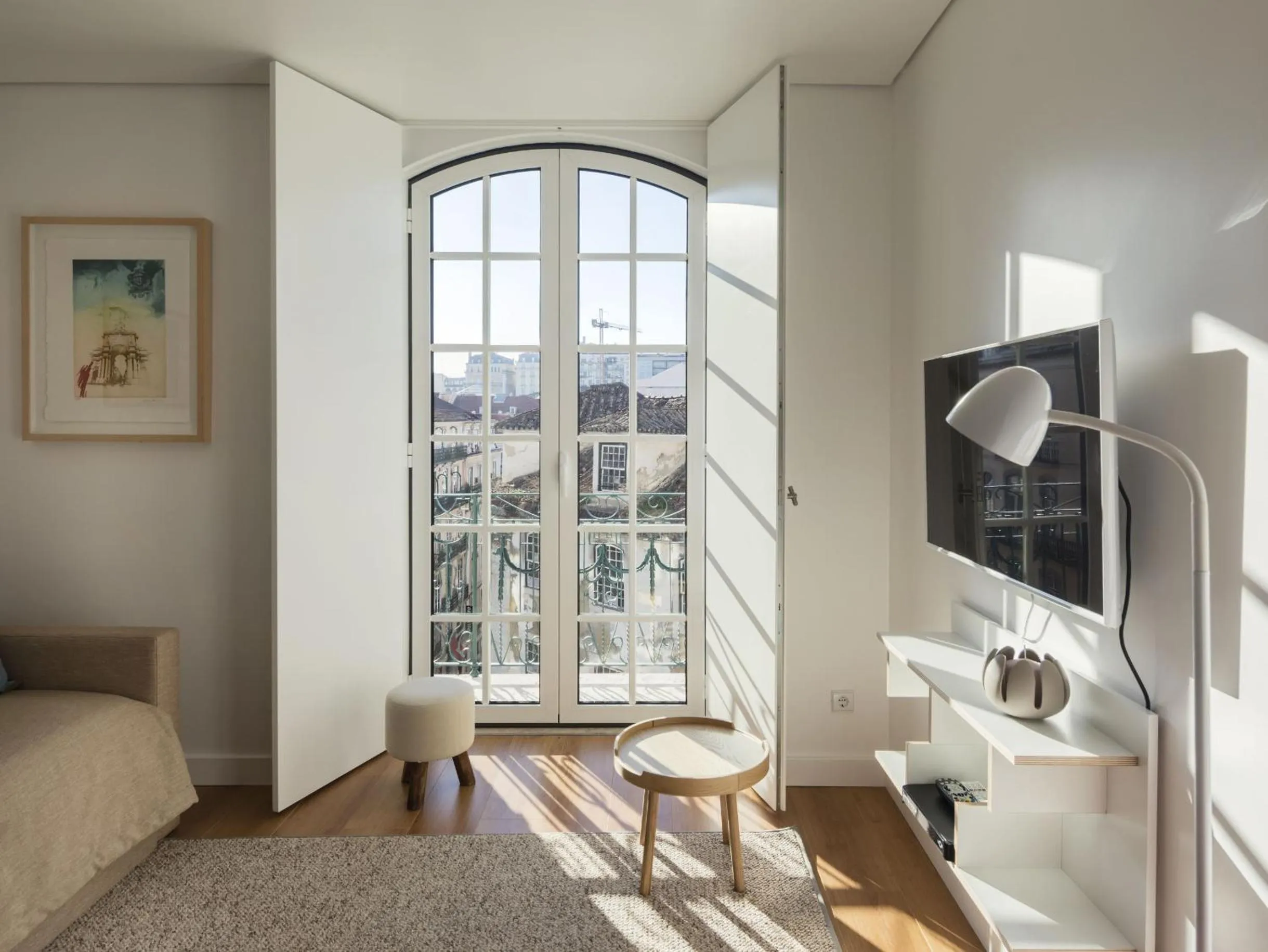 Living room, Bed in LSA Baixa Castelo by Numa