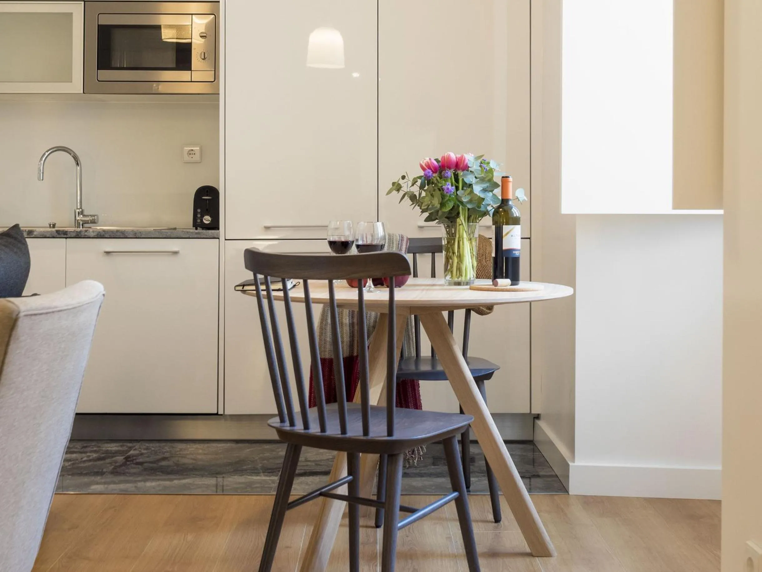 Dining area in LSA Baixa Castelo by Numa
