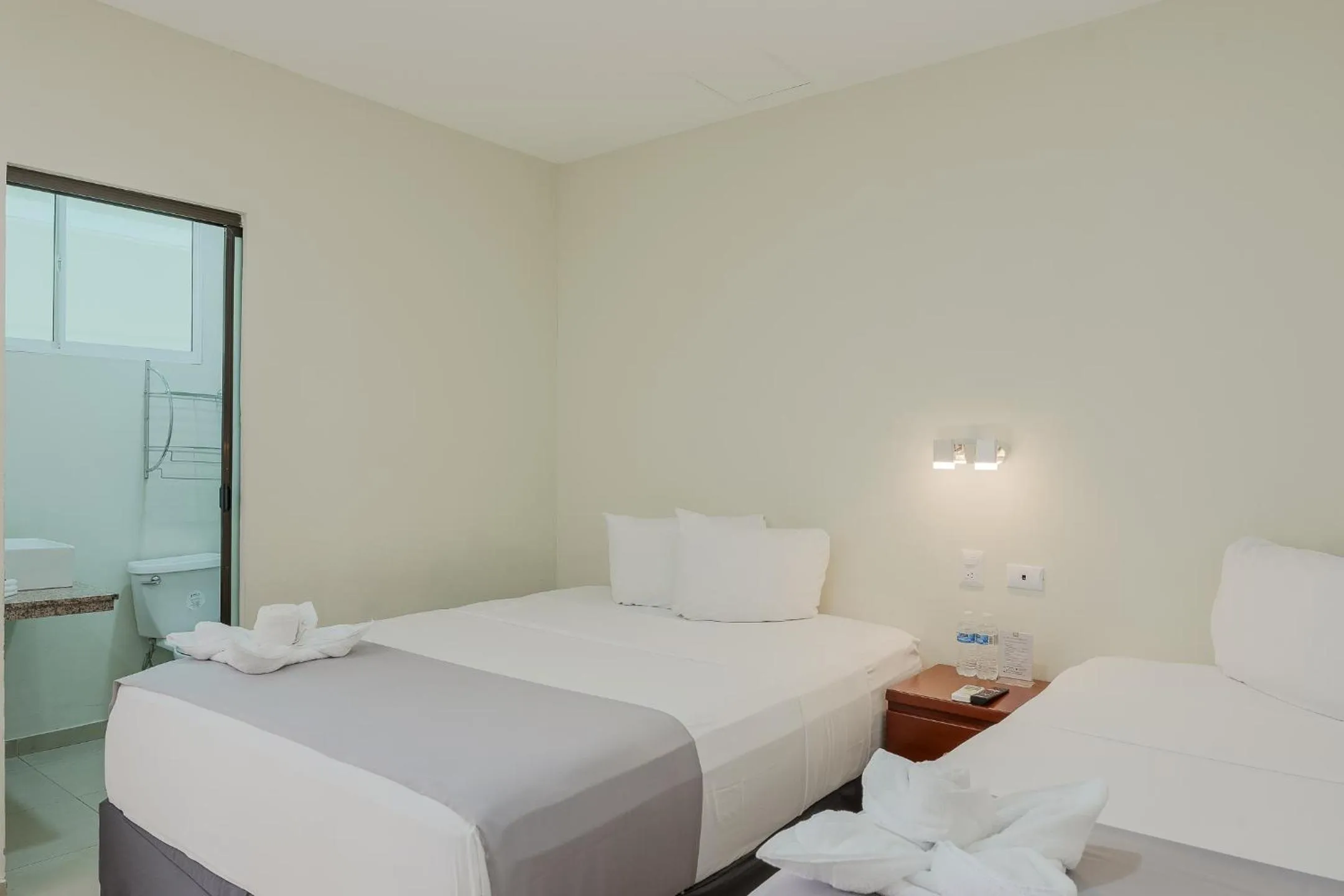 Bed in Hotel Windsor Plaza