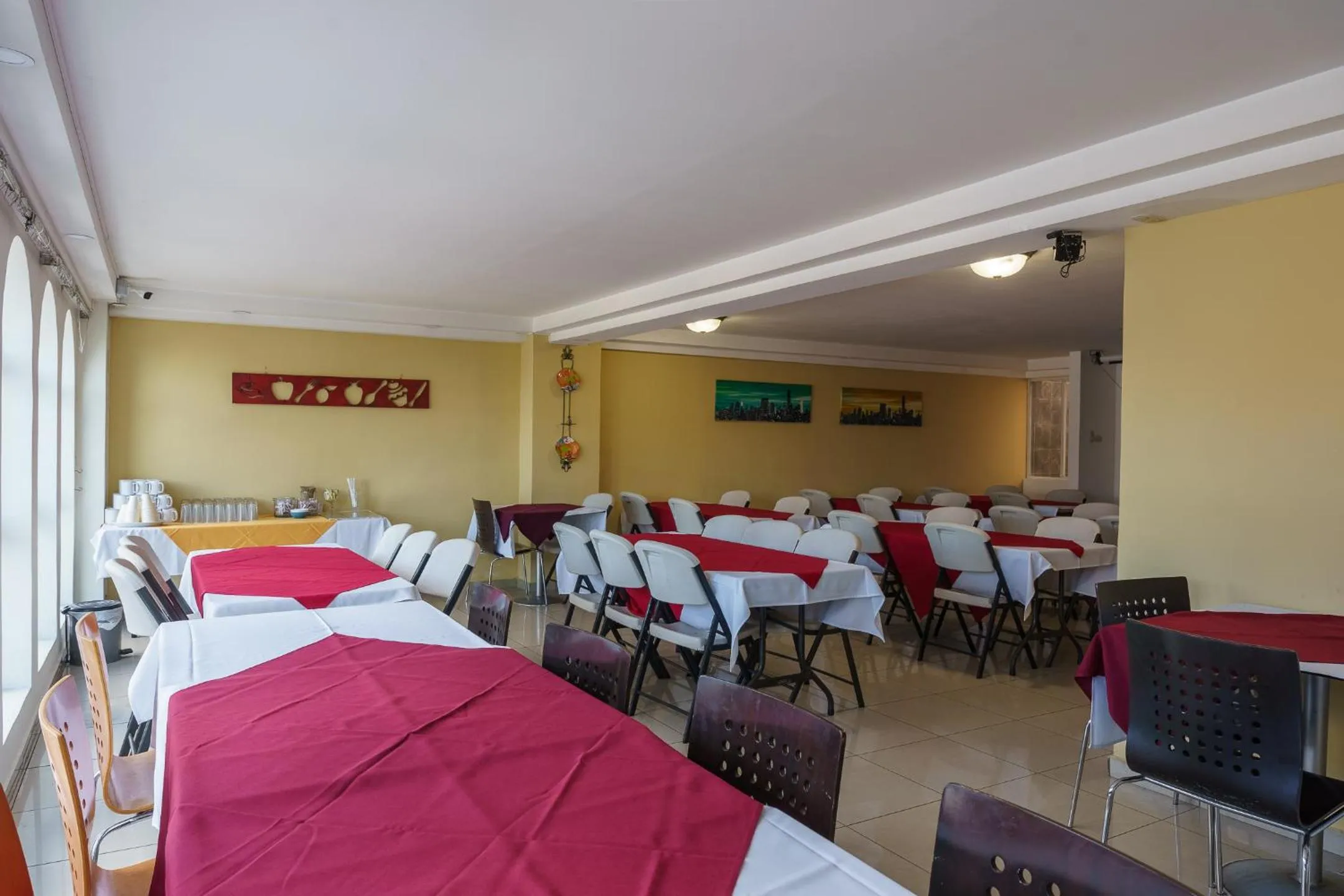 Restaurant/places to eat in Hotel Windsor Plaza