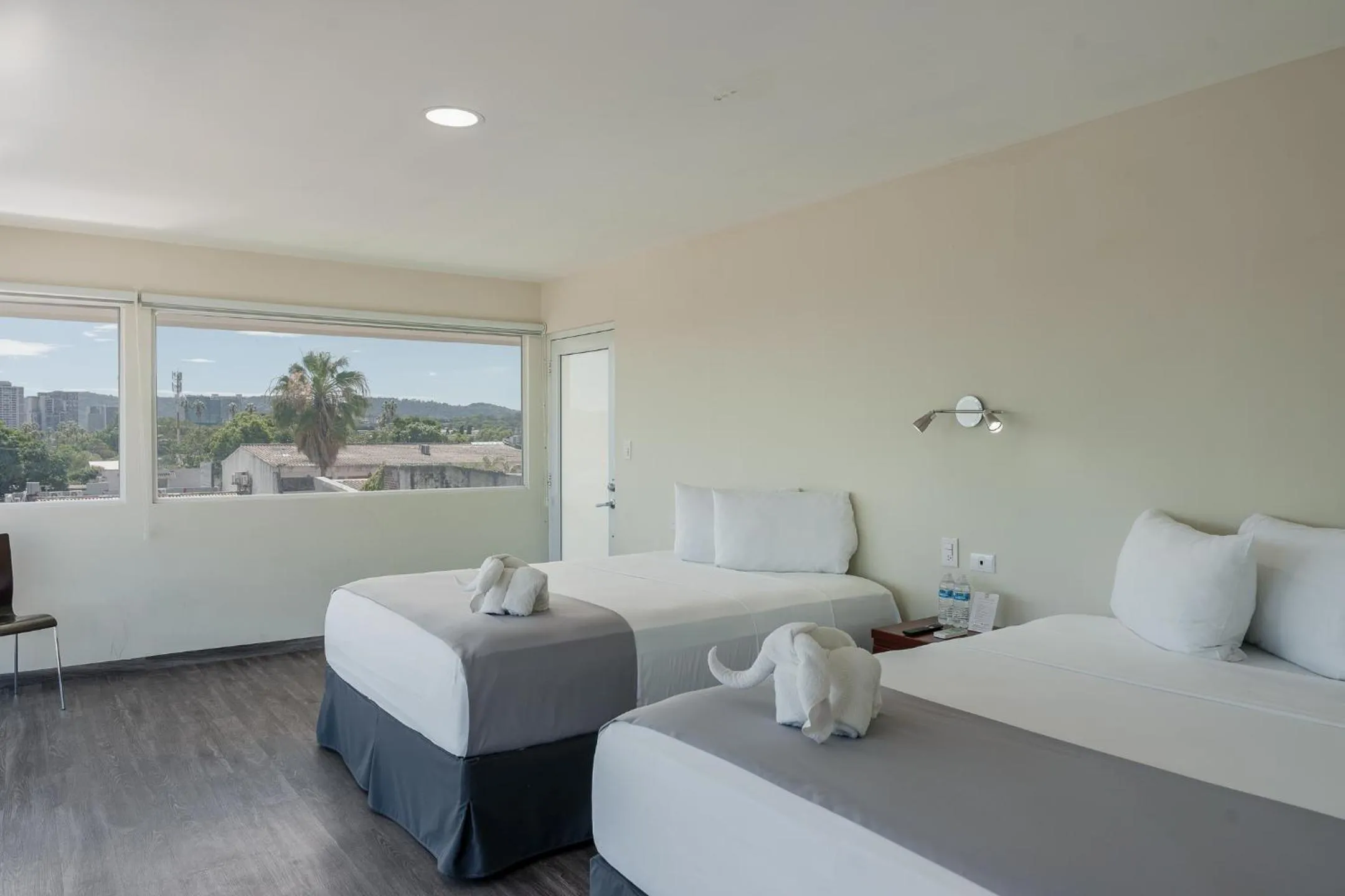 Bedroom, Bed in Hotel Windsor Plaza