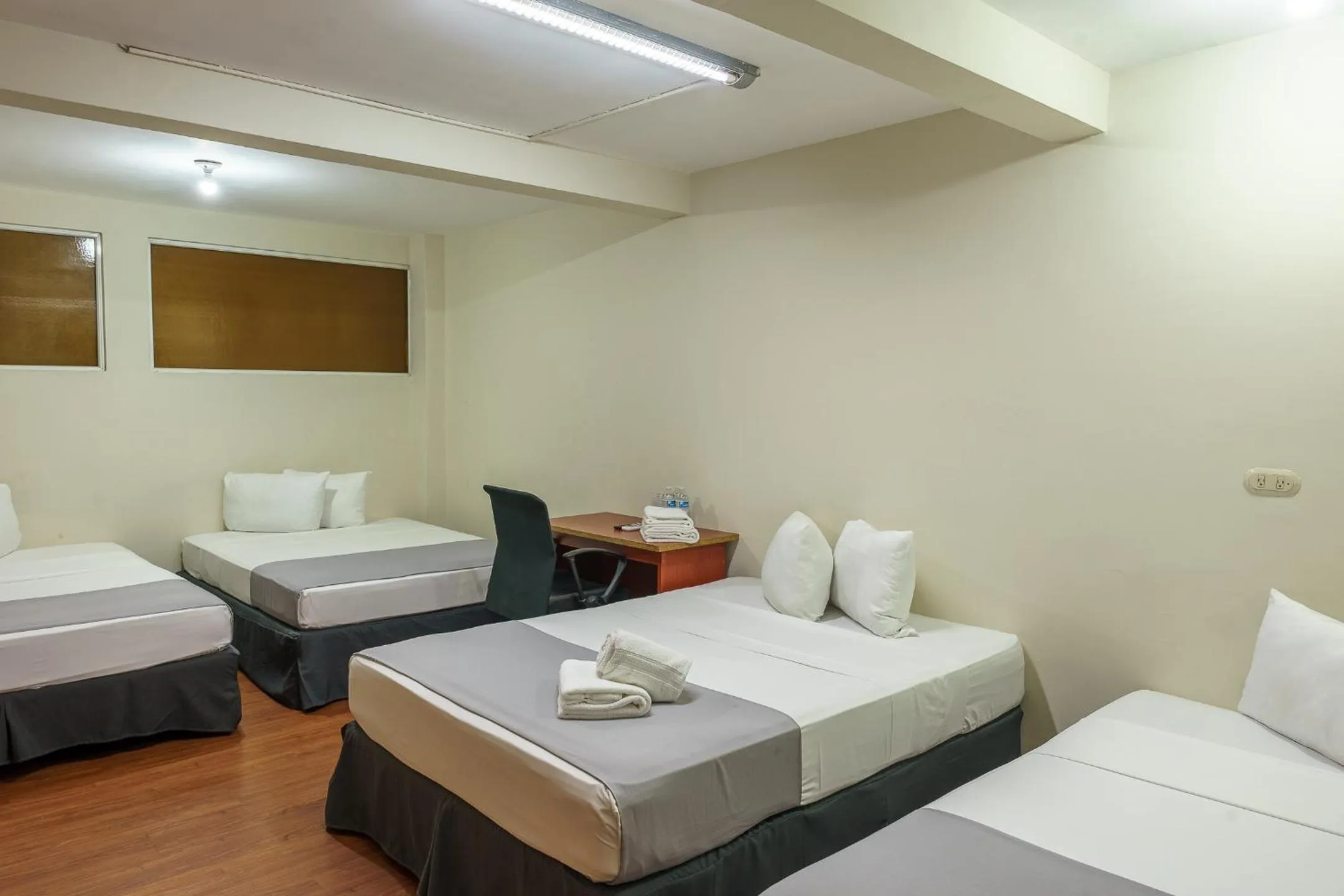 Bed in Hotel Windsor Plaza