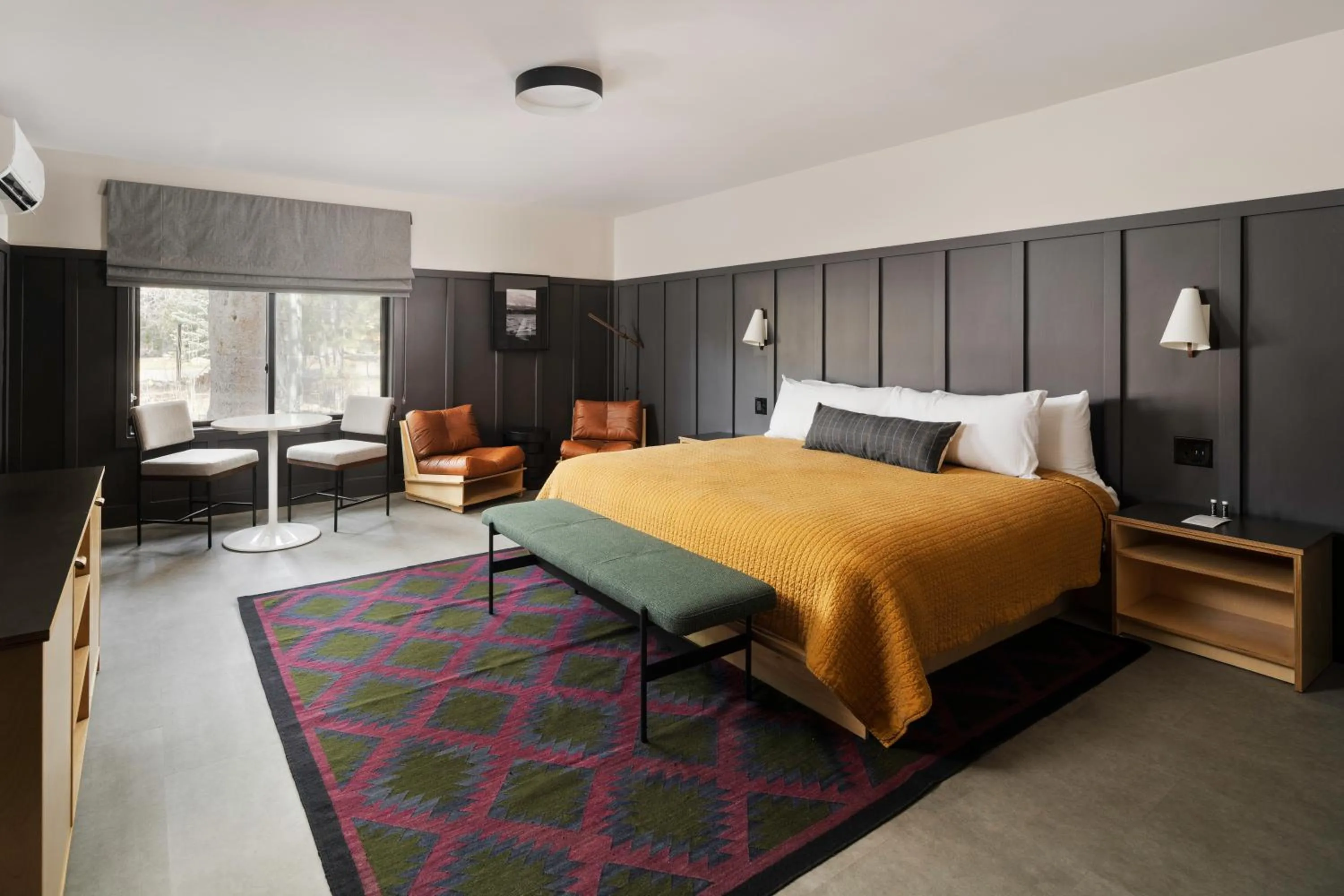 Bedroom, Bed in The Coachman Hotel