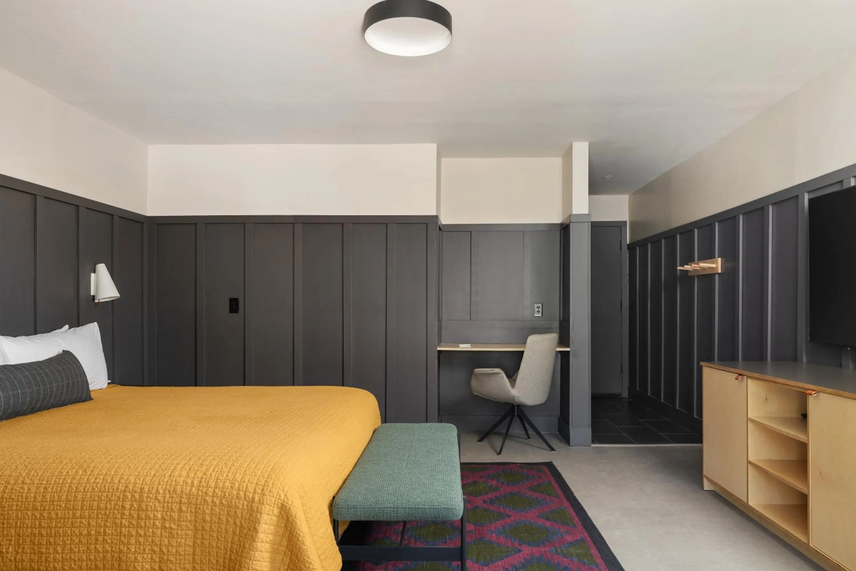 Bedroom, Bed in The Coachman Hotel