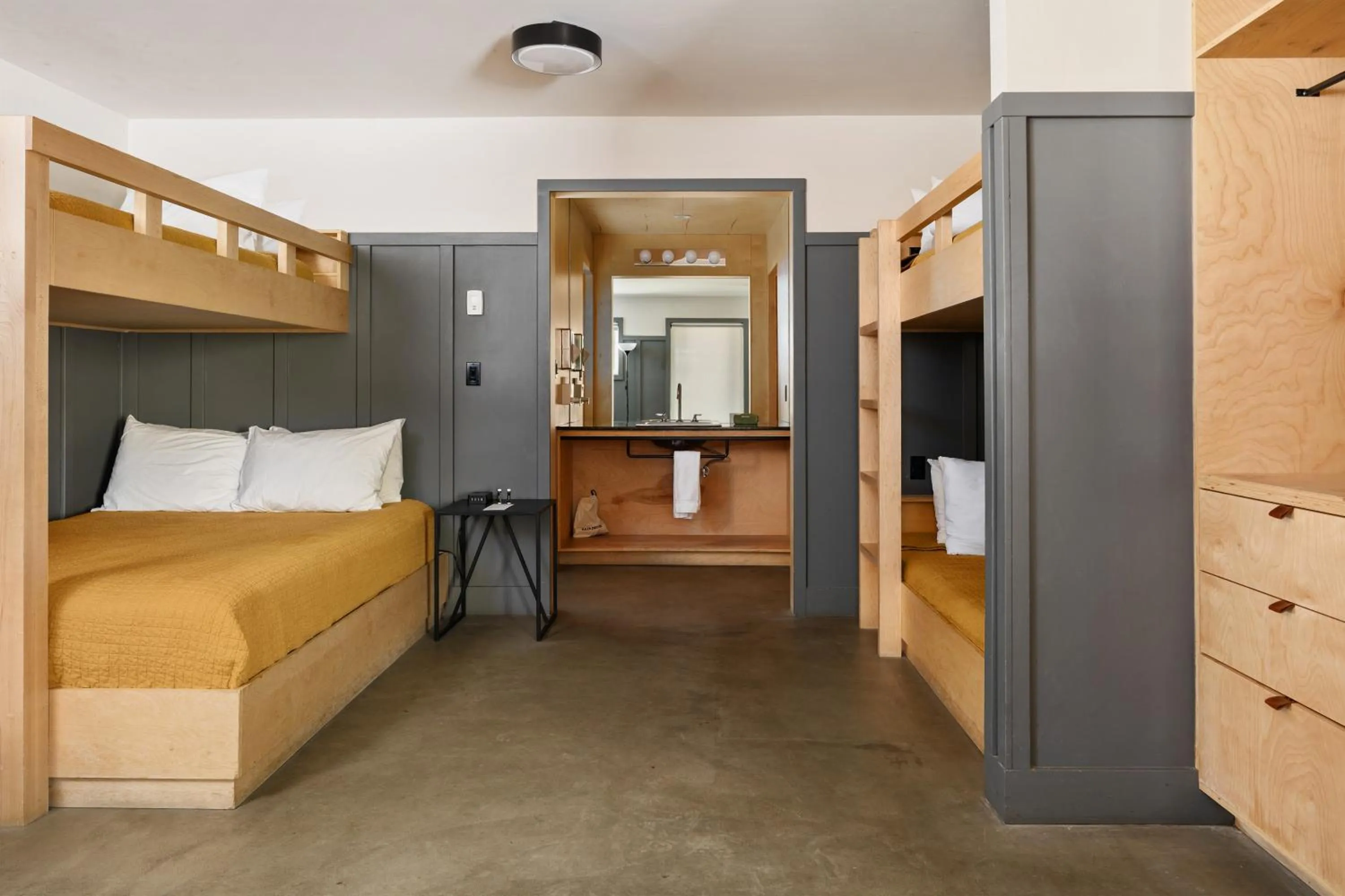 Bedroom, Bed in The Coachman Hotel