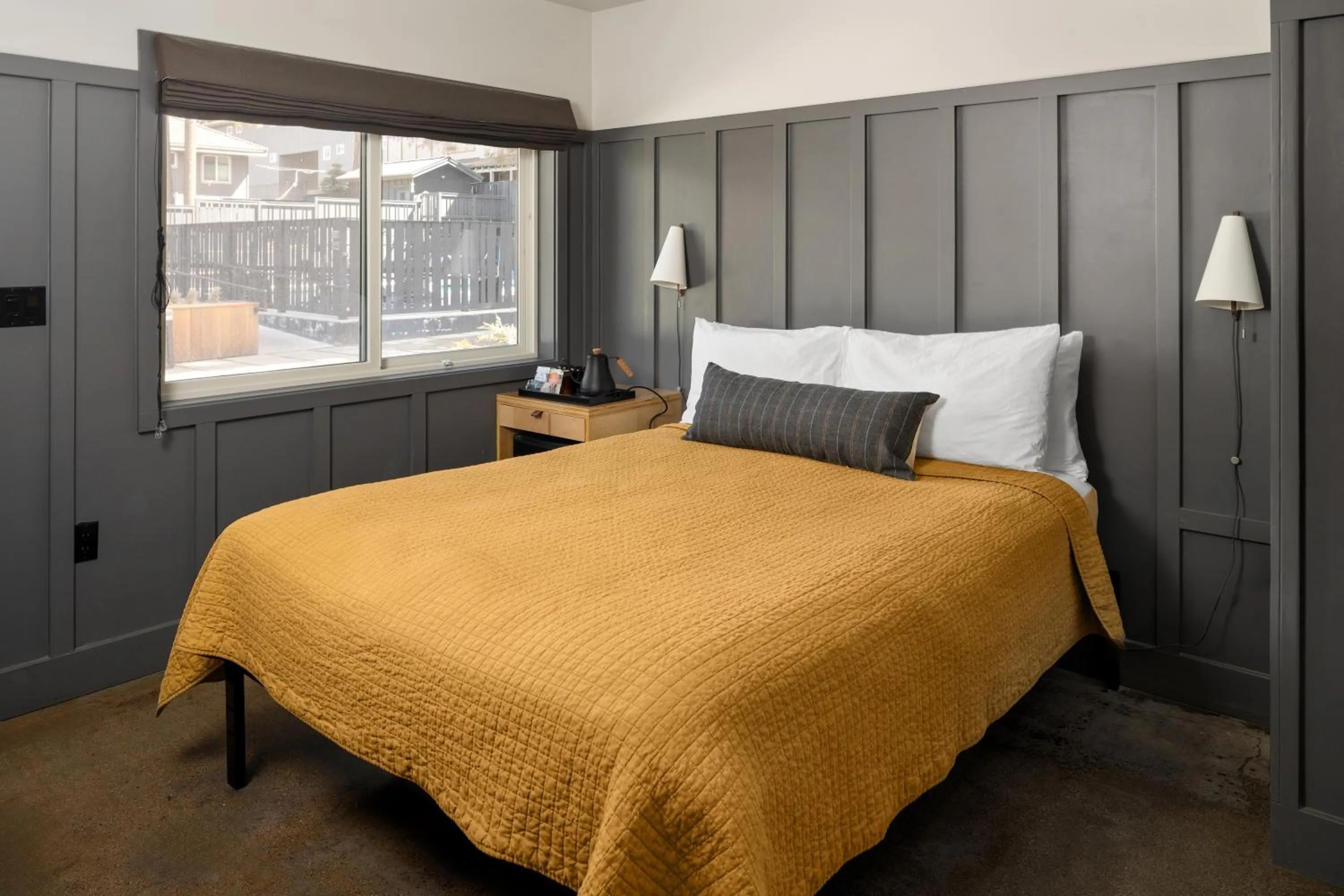 Bedroom, Bed in The Coachman Hotel