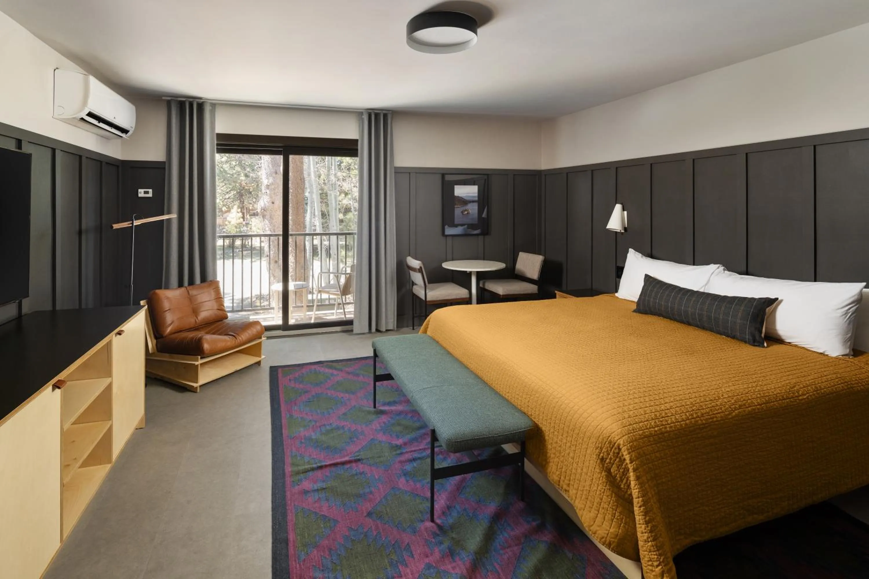 Bedroom, Bed in The Coachman Hotel