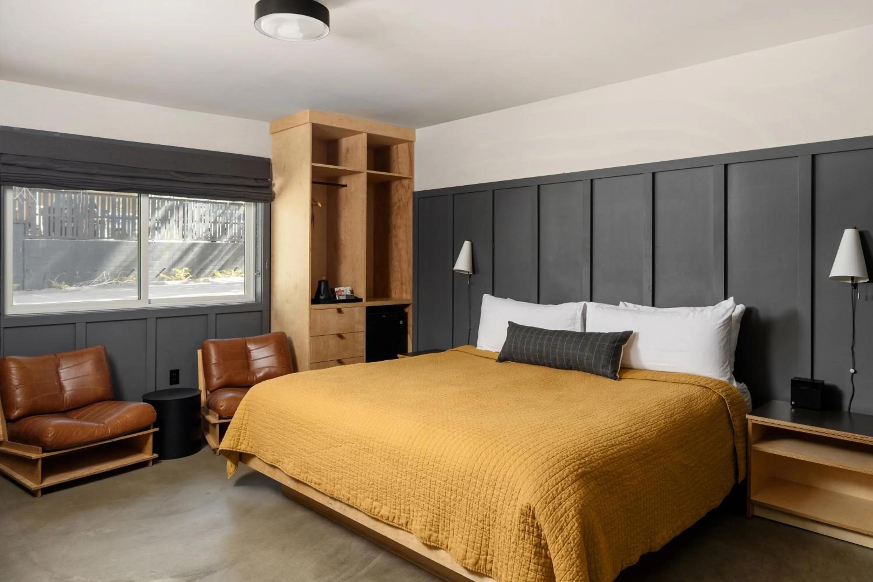 Bedroom, Bed in The Coachman Hotel