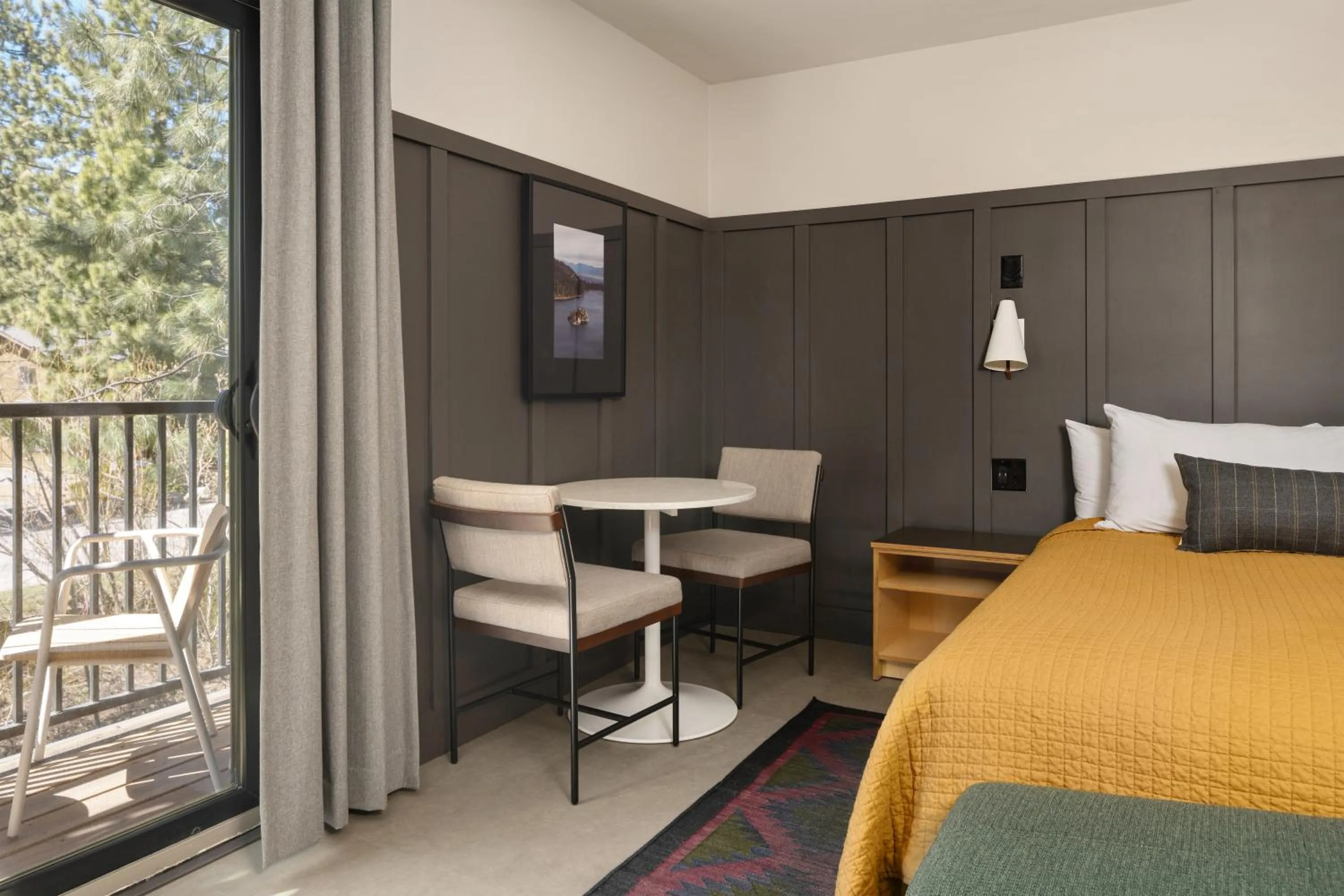 Bedroom, Bed in The Coachman Hotel