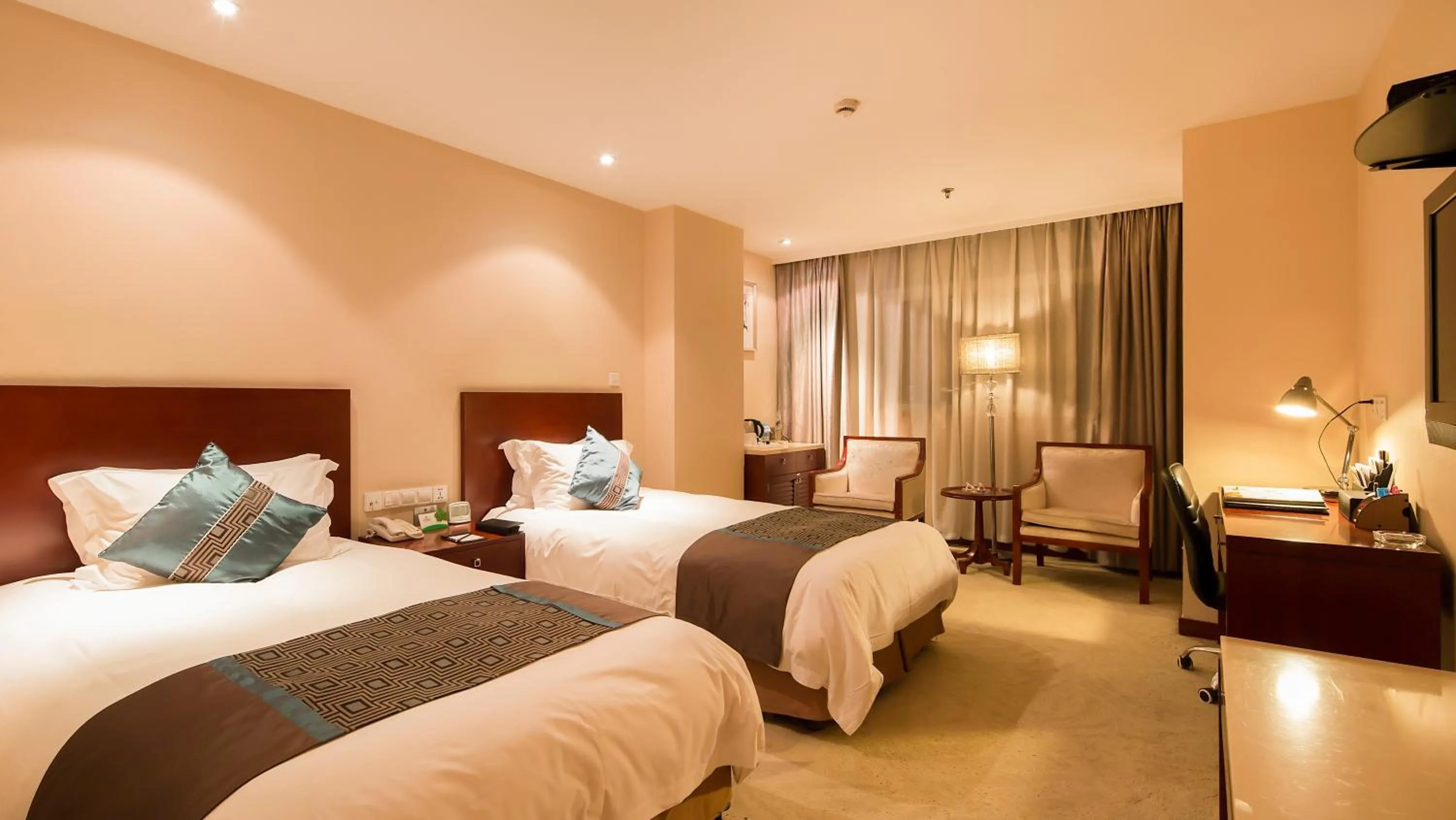 Bed in Landison Plaza International Hotel