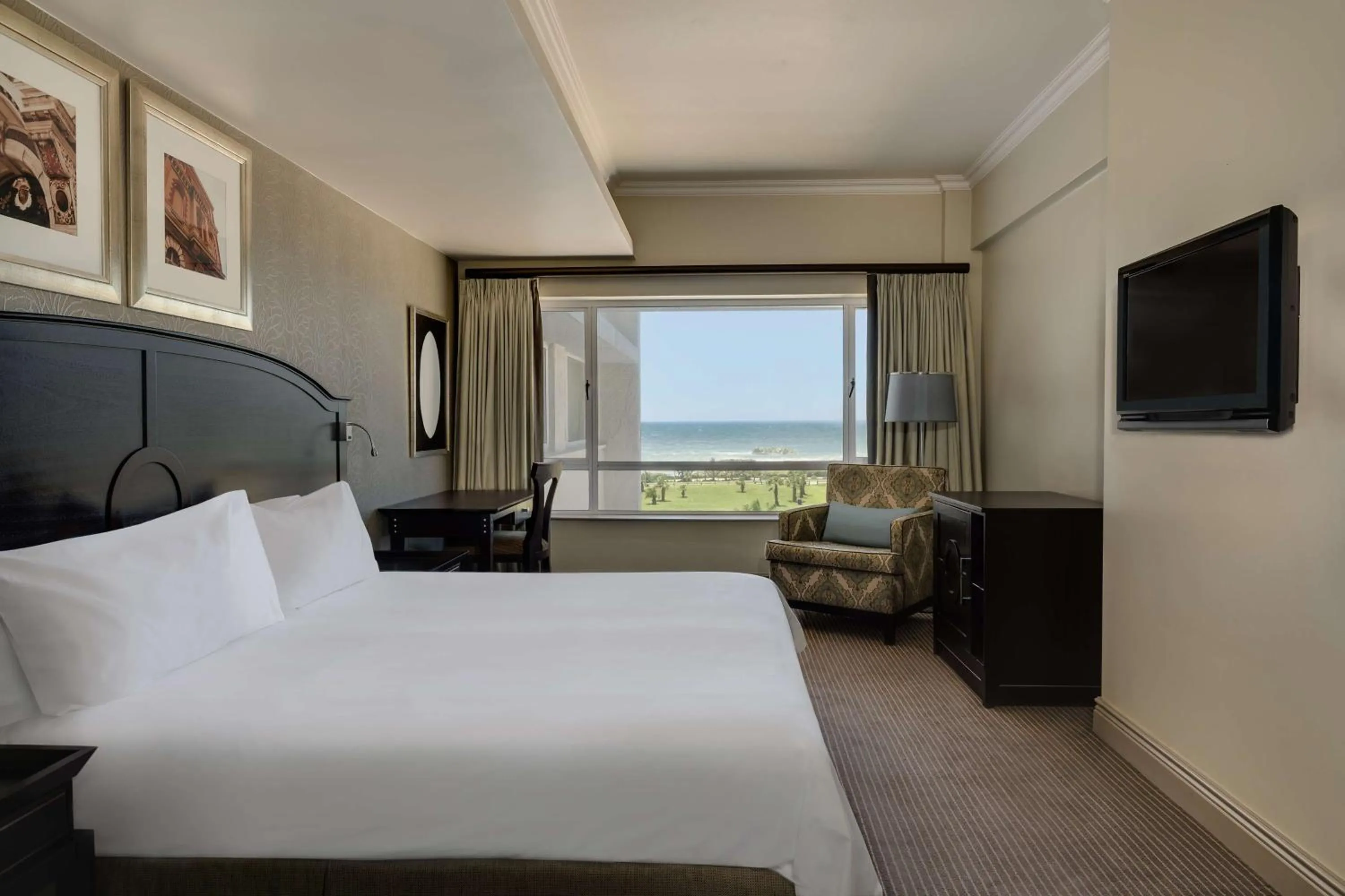 Photo of the whole room, Bed in Southern Sun The Marine